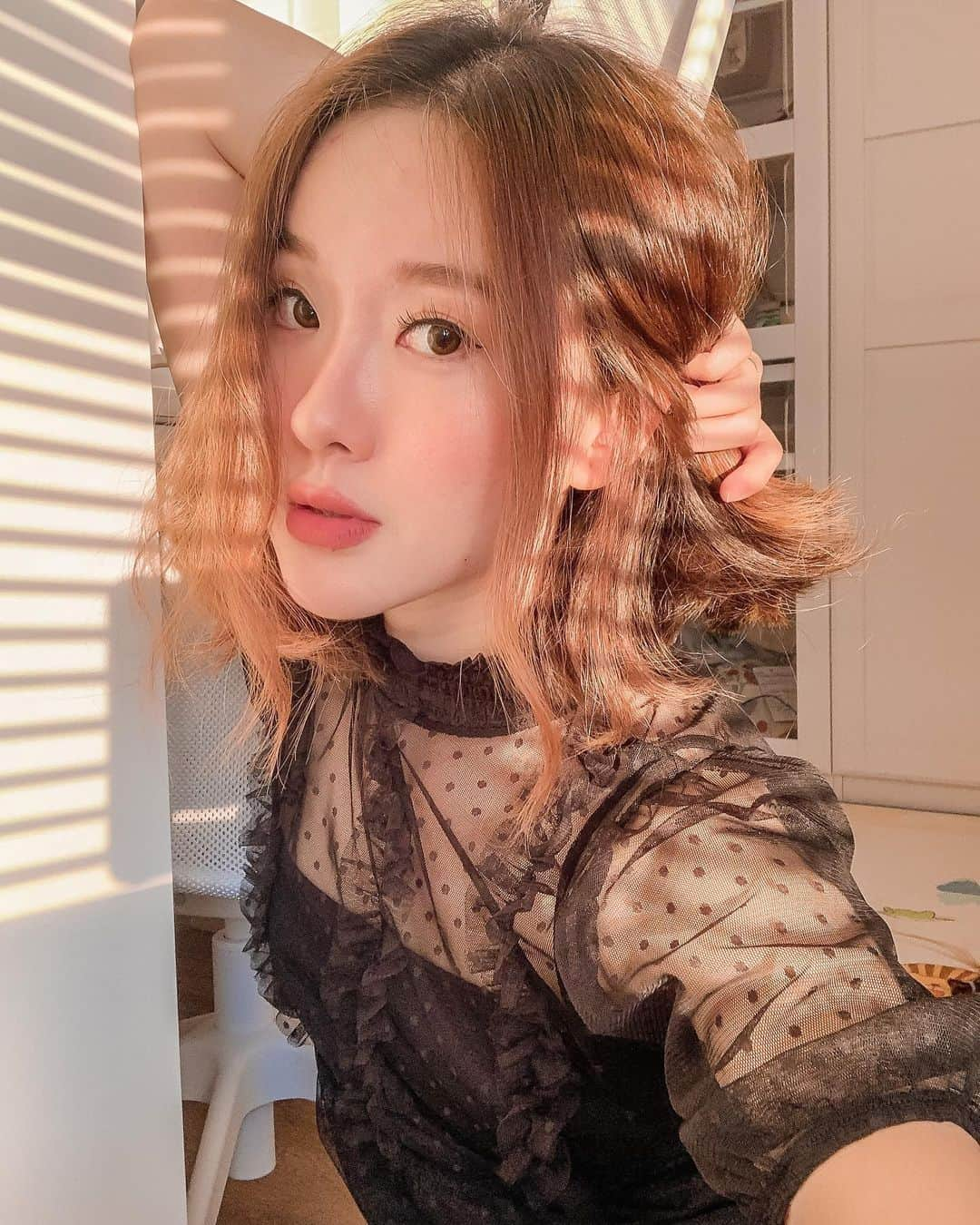 ジェシカ・ヤマダのインスタグラム：「Trying to rock my new DIY hair 🖤⁣ ...which became too short than I intended, thanks to @elleyamada 🙃✂️ Hasil catok juga thanks to Elle sih, although I’m pretty sure begitu catoknya ilang, I’ll become maskot @delidiet.id 🧒🏻😌⁣ ⁣ Swipe to last slide to see the damage. 😂 Should we post the BTS video tho? 🤭 #diyhair」