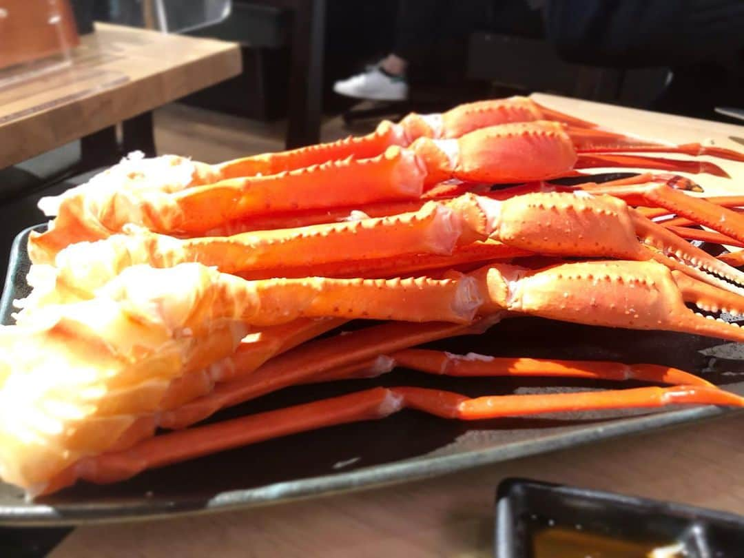 吉田早織さんのインスタグラム写真 - (吉田早織Instagram)「俺の魚を喰ってみろ　西新宿店 カニ食べ放題に来ました🤤🤤  カニももちろんだけど、 SNS投稿でもらえるいくらの握りがうますぎる♡♡  #頑張れ豊洲#俺の魚を喰ってみろ#新宿#西新宿  #新宿飲み#新宿#絶品 #旨い #夜ご飯 #魚好きな人と繋がりたい #ワイン好きな人と繋がりたい #グルメ　#グルメ好きな人と繋がりたい #グルメスタグラム #グルメ女子#お酒好きな人と繋がりたい#赤ワイン#redwine#ワイン女子#シャンパン#スパークリングワイン #followme#followforfollowback #新宿グルメ #東京グルメ #蟹#カニ#かに#かに食べ放題#食べ放題」2月13日 16時44分 - saoriyoshida034