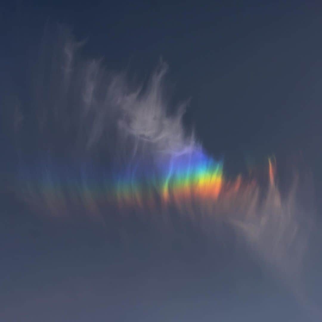 KAGAYAさんのインスタグラム写真 - (KAGAYAInstagram)「今しがた、東京で非常に鮮やかな環天頂アークが見られました。 上空の氷の結晶がプリズムとなって虹色をつくる現象で、空の高いところに現れます。 写真ではちょうど巻雲のところにできていますね。 これほど鮮やかなものはわたしも久しぶりです。」2月13日 16時50分 - kagaya11949