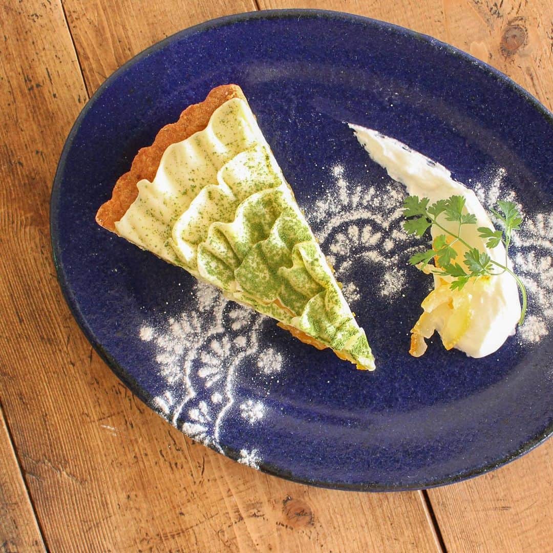 手紙社のインスタグラム：「【手紙舎つつじヶ丘本店】 本日もご来店、ありがとうございました。週末限定「ゆずと抹茶のホワイトチョコタルト」明日もご用意しております。抹茶のダマンドに、苦みを生かしたゆずジャムと、なめらかで濃厚なホワイトチョコのタルトです。店内の提供、またテラス席やテイクアウトも可能です。 ◎明日のフードメニューは、台湾の屋台料理「ルーロー飯」と、スパイシーさがやみつきになる「チーズinキーマカレー」の2種類です。 . 営業時間のお知らせ 平日・土日祝日　11:00〜16:00（L.O15:30） . 2021.2.13 . #手紙舎#手紙社#tegamisha#柴崎#つつじヶ丘#つつじヶ丘本店#手紙舎つつじヶ丘本店#調布#調布カフェ#神代団地#神代団地商店街#柚子#タルト#ホワイトチョコ#ホワイトチョコタルト#抹茶#テイクアウト」