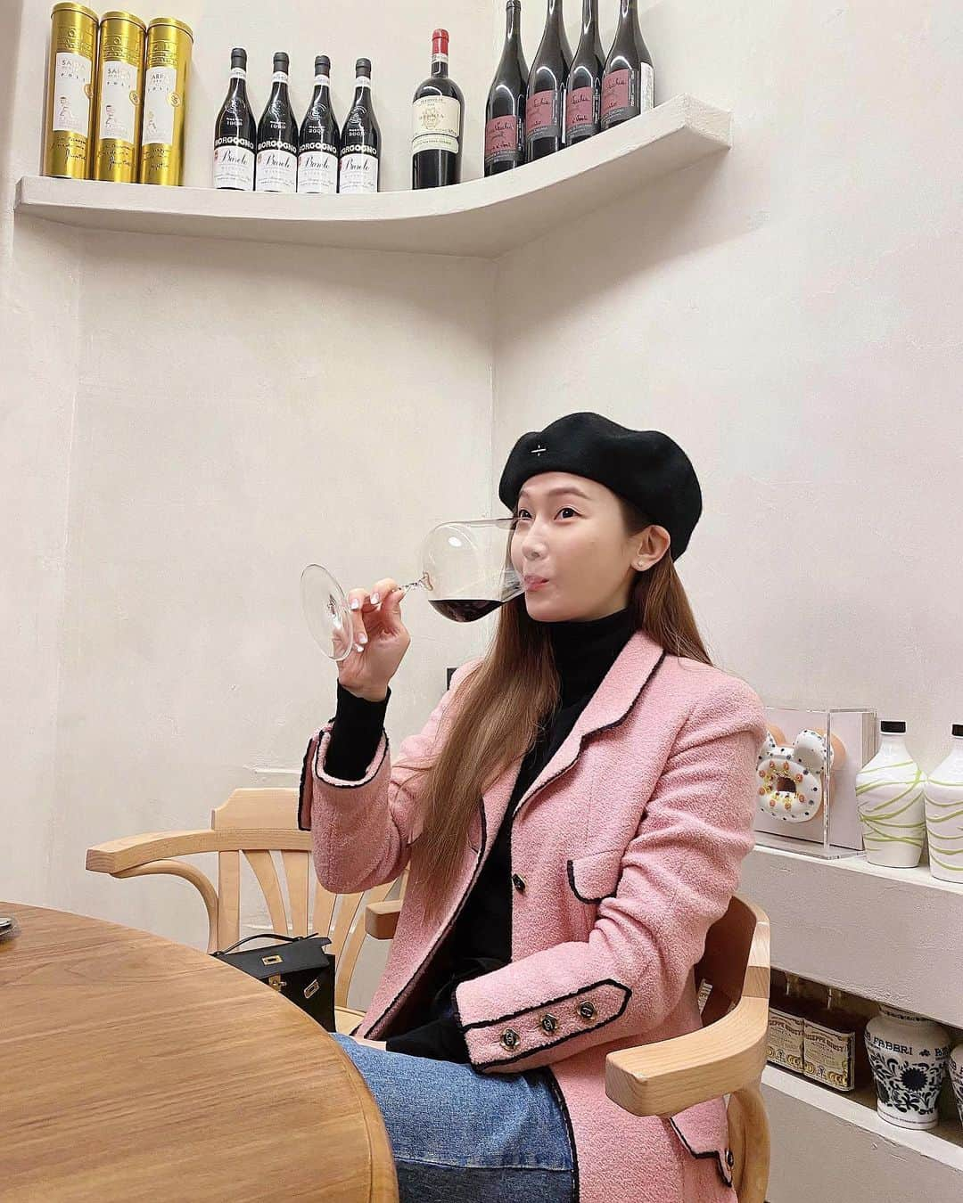 ジェシカ さんのインスタグラム写真 - (ジェシカ Instagram)「Time to wine down🍷⏰🖤➗」2月13日 16時52分 - jessica.syj