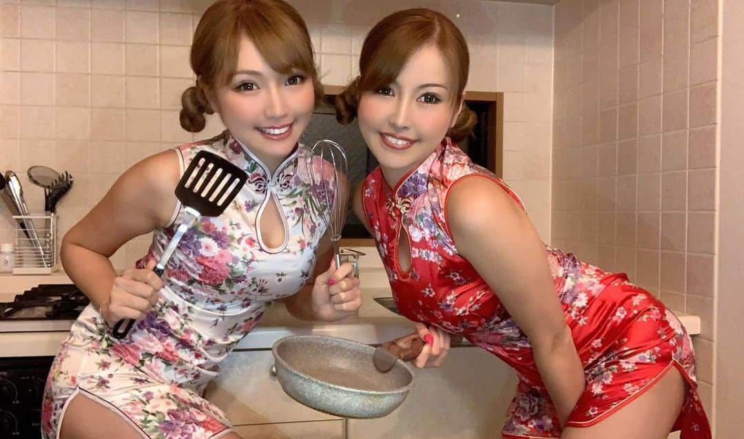 CYBERJAPAN Staffのインスタグラム：「YouTube公式生配信❣️ 2/14 の夜8:00から❣️ バレンタイン生配信！ チャイナドレスで餃子🥟と、チョコ餃子🍫を作りながら、渡辺シスターズが生配信します！  👉　https://www.youtube.com/channel/UCATC7a3C7maWUe_uymIoq-g  #valentine #バレンタイン　#クッキング　#chinadress #チャイナドレス #料理 #chocolate #chinesefood #餃子 #youtube #cyberjapan #サイバージャパン #cyberjapandancers #生配信」
