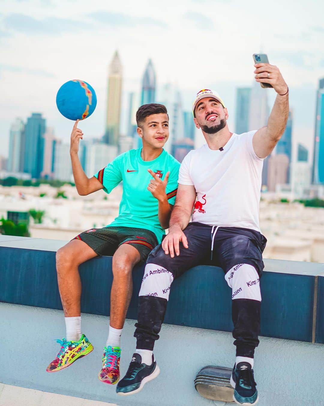 ショーン・ガルニエのインスタグラム：「J-2 ⚠️ Big project in 2 days ! ✅ #SeanGarnier feat @mehdi_amri_10 #Urbanballer #Football」