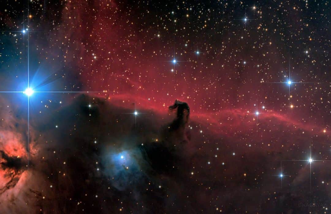 KAGAYAさんのインスタグラム写真 - (KAGAYAInstagram)「オリオン座の馬頭星雲。 赤く光る星雲の手前に、馬の頭の形の暗黒星雲がシルエットになって浮かび上がっています。距離約1500光年。 写真左の明るい星はオリオンの三ツ星の一つ。 天体用カメラで長時間光を集め、肉眼では見えない姿が写りました。（先日望遠鏡を使って撮影）  馬頭星雲　撮影データ 望遠鏡：口径200mm 焦点距離1800mm カタディオプトリック式（ビクセンVC200L） カメラ：フルサイズカラー冷却CMOS（ZWO ASI 2400MC Pro）　 露出300秒×21フレームスタック（総露出105分） gain 158　冷却温度 -20℃　トリミングあり 赤道儀（Sky Watcher EQ6R）にてガイド  #星空」2月13日 16時53分 - kagaya11949