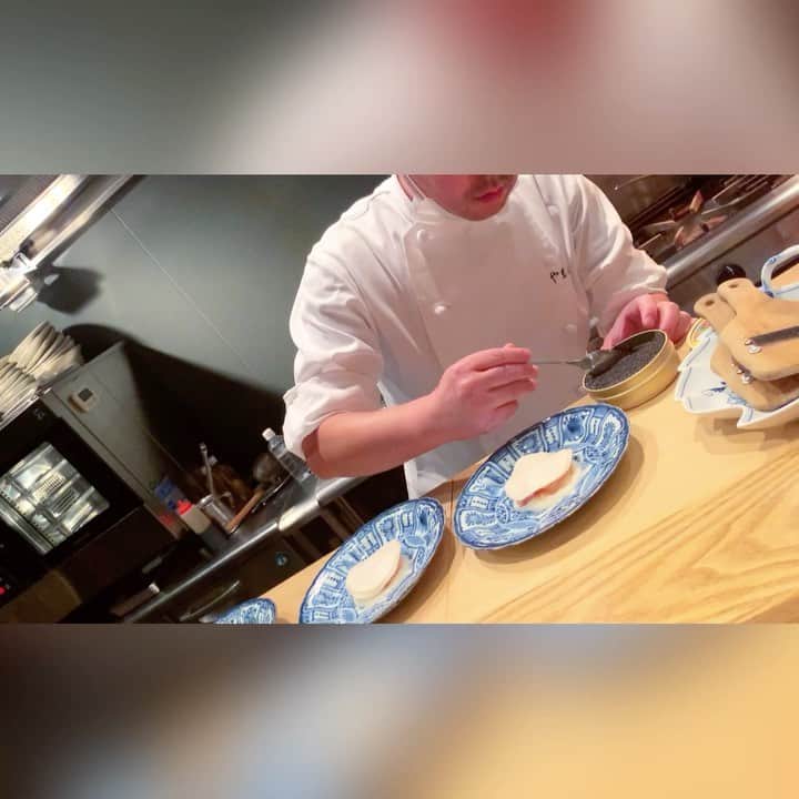 のインスタグラム：「京都祇園にある完全紹介制の創作イタリアン『祇園 やまぐち』にてディナータイム🍽💕  超予約困難店にておもてなし精神たっぷりなシェフお任せディナーコースを頂きました✨  前菜は贅沢過ぎる量のキャビアと千枚漬けなどとのバランスが良き塩梅で大変美味で御座いました🥰  旬の極上食材を惜しげもなく使用したな逸品料理達にワクワクとドキドキが止まらないひとときを過ごす事が出来ました💓💓💓  至福ディナーコースの続きは次回UP致します💋  #japan #日本 #kyoto  #京都 #祇園 #完全紹介制 #創作イタリアン #祇園やまぐち #予約困難店 #超予約困難店  #食べログアワードゴールド  #dinner #dinnertime  #ディナータイム #キャビア #千枚漬け #鮑 #雲丹 #高級食材 #極上食材 #逸品料理 #美食 #美食家」