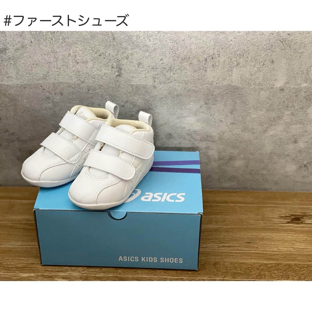 nanaのインスタグラム：「* 息子のファーストシューズはasicsのファブレにしました👟 * これでたくさんお外あんよしてます👣♡ * 履く時ものすご〜く嫌がるのに、いざ履いて地面におろすと何事もなかったかのようにスタスタ歩き出す🤣🙌🏻 * * * #ファーストシューズ #アシックスベビー #asics #👟」