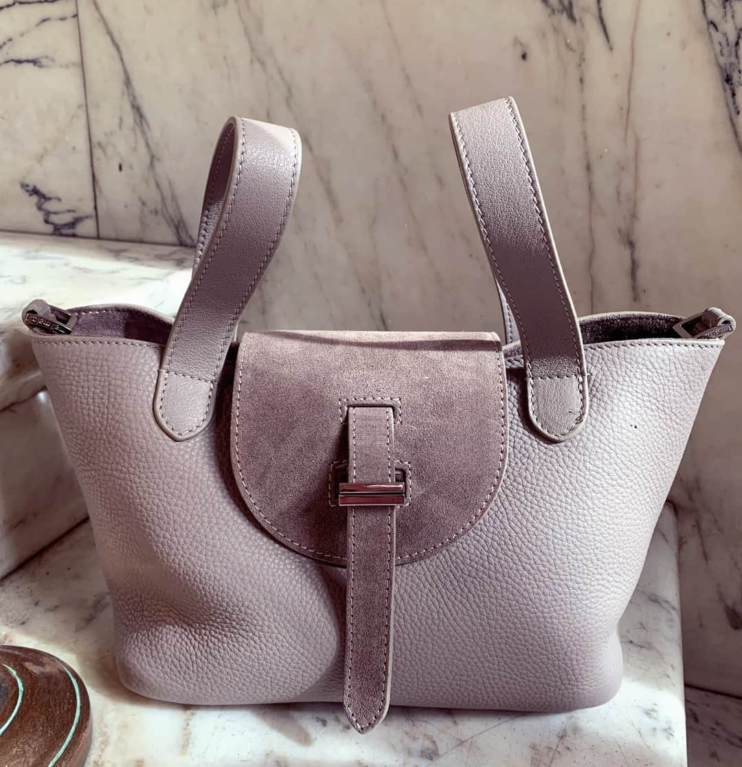 メリメロのインスタグラム：「Marble and the Mini Taupe Thela bag 👜🔝 2 of our favorite MADE IN 🇮🇹 things !!!!⠀⠀⠀⠀⠀⠀⠀⠀⠀ ⠀⠀⠀⠀⠀⠀⠀⠀⠀  #melimelo #melimelobags #style #bag #bags #s #classicbag #classic #wardrobestaple #madeinitaly #timeless #a #understated #itbag」