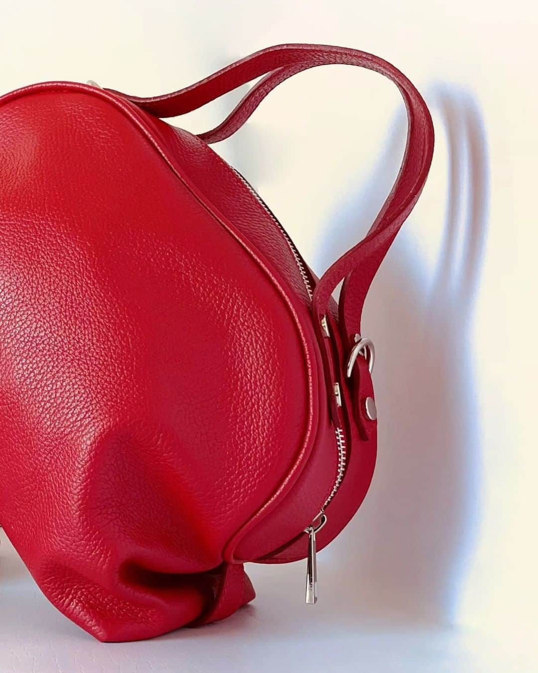 フォリフォリさんのインスタグラム写真 - (フォリフォリInstagram)「When in doubt, wear red!  #follifollie #valentinesday #valentinesday2021 #love #heart #heartbeat #redcolor #gift #accessories #accessoriesofinstagram #accessoryoftheday #handbag #StyleFiesta #instaaccessory #fashionaccessory」2月13日 17時00分 - follifollie