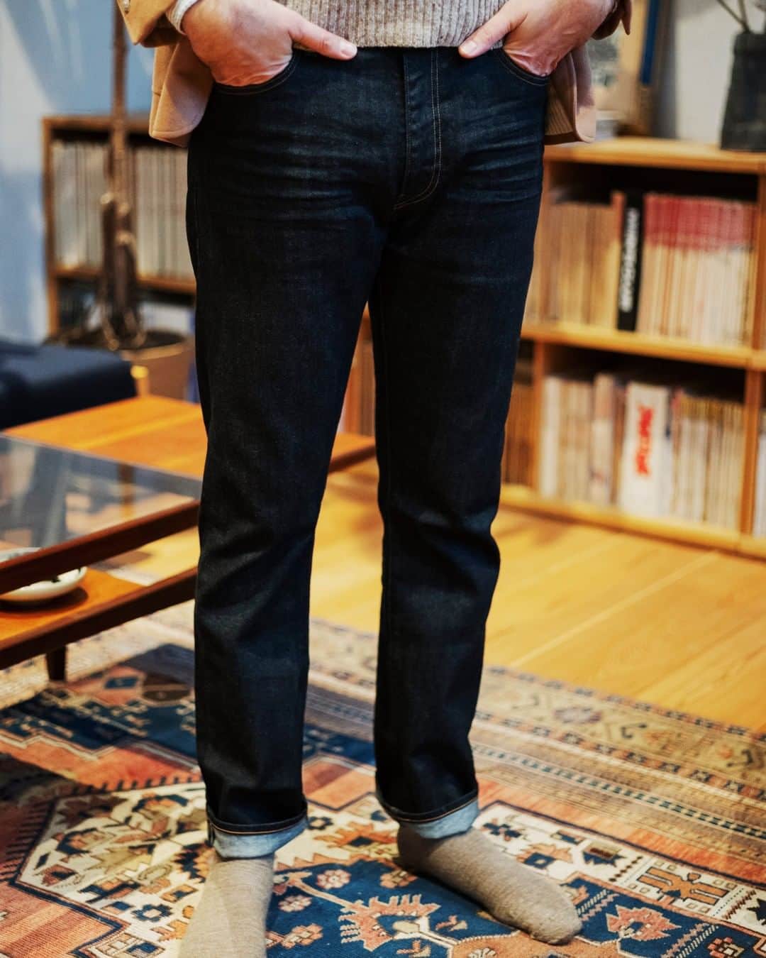 Levi's Japanさんのインスタグラム写真 - (Levi's JapanInstagram)「・ 「MADE IN JAPANコレクションの『511™ SLIM』を穿いてみましたが、カラーがとてもいいですね。僕はダークデニムから育てていくのが好きなので、どんな⾊落ちを⾒せてくれるのか楽しみです。」  ―デーヴィッド・マークス⽒   「MADE IN JAPANコレクションの『502™ TAPER』を穿いてみましたが、とても新鮮な感覚です。普段はタイトで⾊の濃いジーンズを穿くことが多いのですが、窓ガラスにふと映った⾃分の⽴ち姿を⾒た時に、ルーズなシルエットと明るい⾊⽬が意外にしっくりきました。昔ながらのベーシックな5ポケットのデザインもいい。」 ―⽯井孝之⽒  #Levis  #リーバイス  #Levismadeandcrafted  #Madeinjapan🇯🇵 #メイドインジャパン  #リーバイスメイドアンドクラフテッド」2月13日 17時00分 - levis_japan