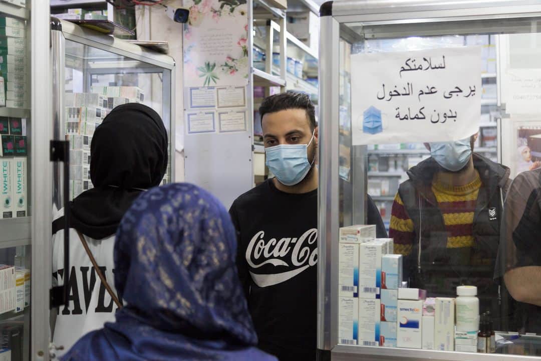 ルモンドのインスタグラム：「Dans une pharmacie située dans la banlieue est de Beyrouth, une cliente est invitée à revenir une semaine plus tard pour son médicament. « Ne pas pouvoir répondre aux besoins détruit la relation de confiance, se désole Joanna Francis, la pharmacienne. Que peut-on répondre à un parent qui demande, « comment vais-je nourrir mon bébé ? », parce qu’il n’y a pas de lait infantile disponible ? » Sur les étagères, seules quelques rares boîtes de lait sont disposées.⁣ Se procurer des médicaments, dont plus de 80 % sont importés, est devenu un casse-tête pour de nombreux Libanais. Même le sacro-saint Panadol, un antidouleur très utilisé, est difficile à trouver. Apparues à l’automne 2020, un an après l’éclatement de la crise financière, les pénuries s’aggravent. Face à l’effondrement des réserves en devises de la Banque centrale, ses subventions sur les produits de première nécessité comme les médicaments sont menacées à court terme. Les quantités distribuées aux pharmacies sont rationnées. Un marché noir s’est mis en place.⁣ -⁣ 1 : Le pharmacien Mahmoud Al-Assaad discute avec des clientes dans le camp de réfugiés palestinien de Chatila à Beyrouth le 9 février.⁣ 2 : La pharmacienne Malak Khiami, dans le stock de médicaments de l’association Amel, dédiée à la santé, à Beyrouth⁣ 3 : Le docteur palestinien Jamal Al-Husseini (à gauche) opère un patient avec l’aide de son assistant dans une clinique du  camp de réfugiés de Chatila, à Beyrouth⁣ 4 : Le docteur Jamal Al-Husseini (à gauche) tend une ordonnance à son assistant dans sa clinique de Chatila, à Beyrouth⁣ -⁣ Photos : Dalia Khamissy (@daliakhamissy) #PourLeMonde⁣ -⁣ #Liban #sante」