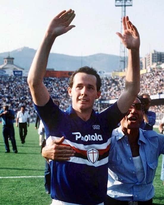 UCサンプドリアのインスタグラム：「Buon compleanno, Liam #Brady. 🎂6️⃣5️⃣🎉」