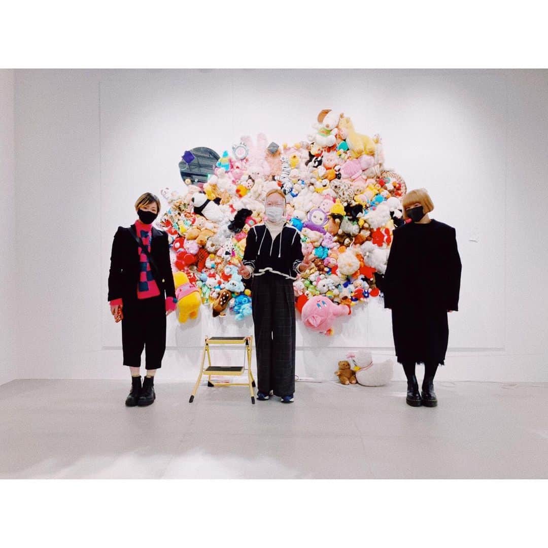 板橋よしえのインスタグラム：「. シャンデリアアーティスト・キムソンヘちゃんの展覧会 KIM SONGHE EXHIBITION 『天国 − HEAVEN』を観にPARCO MUSEUM TOKYOへ🧸🦄🦋🍄🌼🌈 ソンへちゃん自らナビゲートしてくれて、作品のコンセプトや活動への想いを聞かせてくれました😌✨ 天国のように上も下もなく、怒りや傷つけ合うことのない世界を願って始めたこのプロジェクト。 おもちゃ箱をひっくり返したようなカラフルな作品たちから、ソンへちゃんの願いや希望が伝わってくる展覧会です。 ソンへちゃん㊗️15周年おめでとう🎊 #kimsonghe #キムソンヘ #天国」