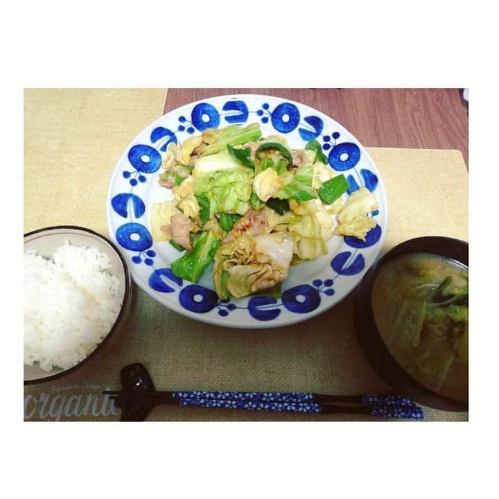 近藤笑菜のインスタグラム：「いつぞやの、回鍋肉🥬 中華炒めってなんでこんなに美味しいのかね～～辛味噌がたまらん♡ お味噌汁は白菜と水菜と豆腐。葉物もうんまいー！ #おうちごはん #回鍋肉」