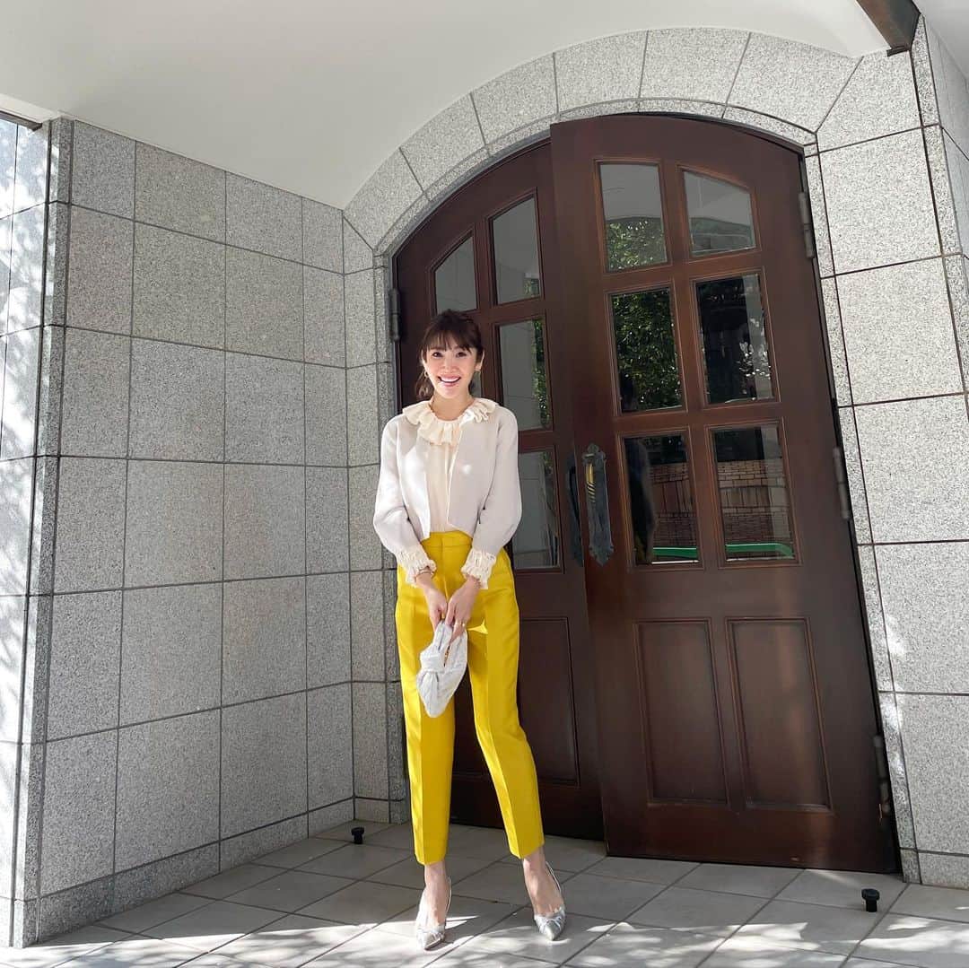 のインスタグラム：「・ ・ 春のような気持ちがいい土曜日でしたね☘️ ・ ホールガーメントのボレロは ワンピースやふんわりスカートと相性◎ ・ ハイウエストのパンツともバランスばっちりです！ ・ blouse→#coel cardigan→#lialapg pants→#unitedarrows  pumps→#pippichic  bag→#bottegaveneta  ・ #coordinate #outfit #ootd #look #style #fashion #wardrobe #instagood #instafashion #コーディネート #ファッション #ママコーデ #ママコーディネート #ママファッション」