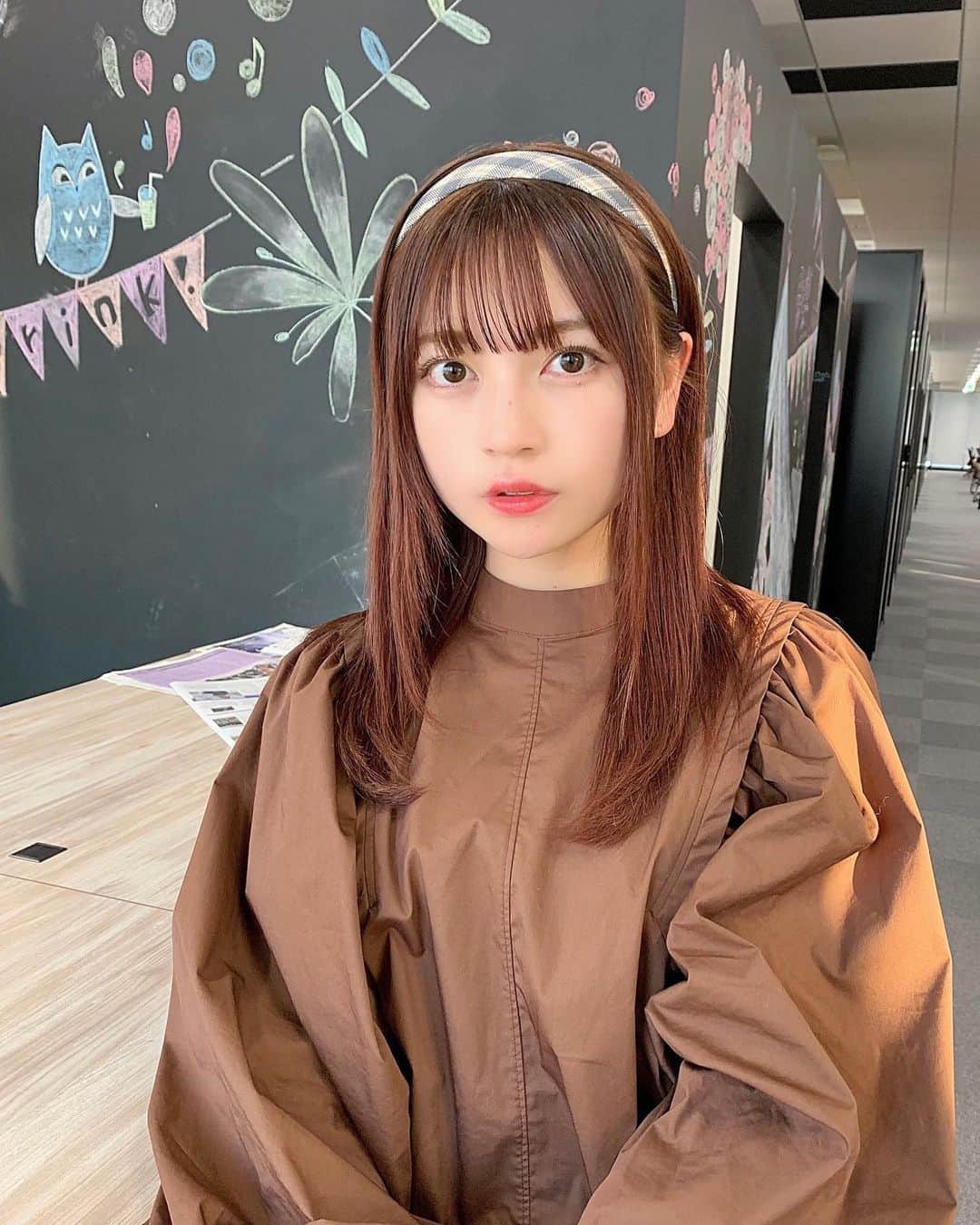 廣川奈々聖のインスタグラム：「きょうはカチューシャした ﻿🐿 明日はバレンタインだ〜 ！🎀☕️﻿ ﻿ ﻿ ﻿ #カチューシャ #今日の私服 #whoswhochico #カチューシャヘア #ブラウンコーデ」