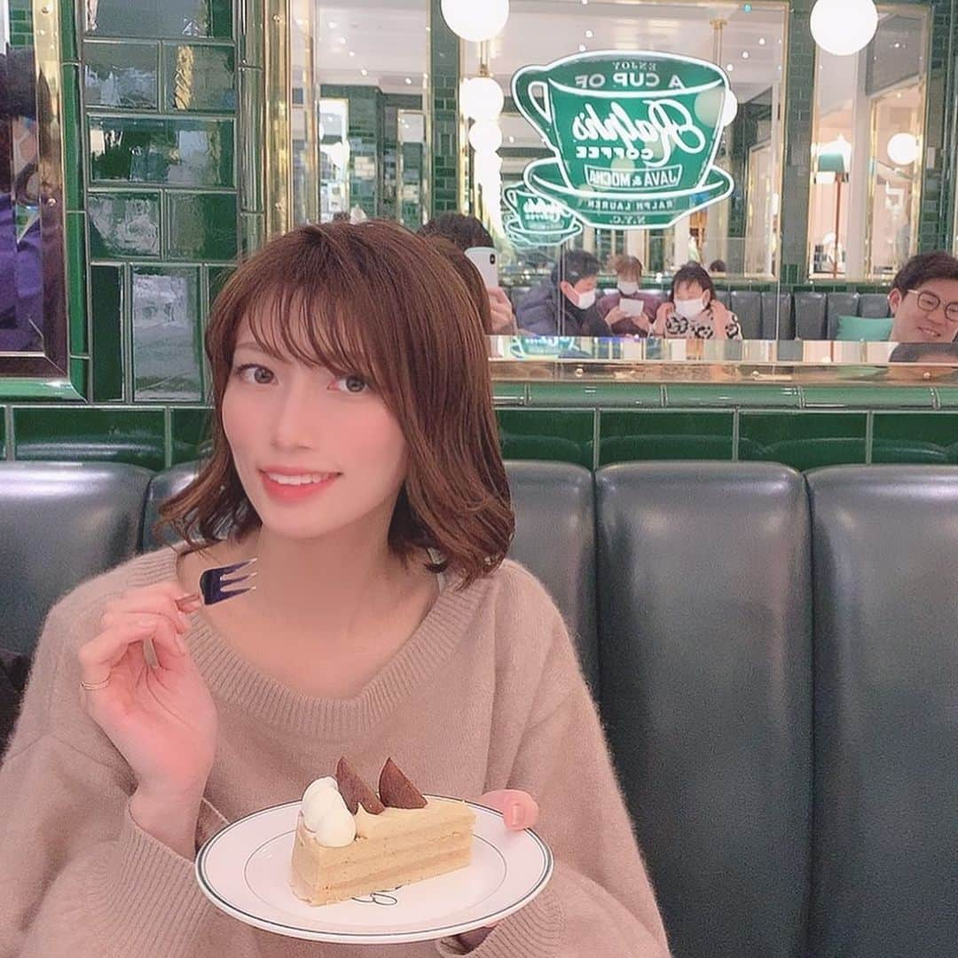 板野優花さんのインスタグラム写真 - (板野優花Instagram)「☕京都・四条河原町 Ralph's Coffee Kyoto さん @ralphscoffee  ・ あのラルフローレンのカフェ😚💓 緑と白で統一された店内が めちゃくちゃ可愛くて スタッフさんの制服も オシャレで可愛かった🥰✨ ・ 今回も大好きな抹茶ラテ🍵💓 日によってはクマちゃんの柄で出てきたりするみたい🤔✨ 今回はハート柄でしたっ💓 ・ ケーキはチョコレートケーキと 栗ケーキを半分ずつシェアして頂きました🤤💕 ・ #ralphscoffee #ラルフズコーヒー #ラルフローレン #河原町カフェ #河原町グルメ #四条カフェ #四条グルメ #京都グルメ #京都カフェ #カフェスタグラム #関西カフェ巡り #カフェ巡り好きな人と繋がりたい  #関西グルメ #おいしいもの好きな人と繋がりたい #カフェ活 #おすすめカフェ #カフェ女子 #栗のケーキ #チョコレートケーキ #ゆーろの美味しいメモ」2月13日 17時08分 - yuka_itano