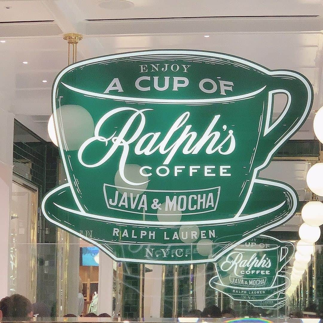 板野優花さんのインスタグラム写真 - (板野優花Instagram)「☕京都・四条河原町 Ralph's Coffee Kyoto さん @ralphscoffee  ・ あのラルフローレンのカフェ😚💓 緑と白で統一された店内が めちゃくちゃ可愛くて スタッフさんの制服も オシャレで可愛かった🥰✨ ・ 今回も大好きな抹茶ラテ🍵💓 日によってはクマちゃんの柄で出てきたりするみたい🤔✨ 今回はハート柄でしたっ💓 ・ ケーキはチョコレートケーキと 栗ケーキを半分ずつシェアして頂きました🤤💕 ・ #ralphscoffee #ラルフズコーヒー #ラルフローレン #河原町カフェ #河原町グルメ #四条カフェ #四条グルメ #京都グルメ #京都カフェ #カフェスタグラム #関西カフェ巡り #カフェ巡り好きな人と繋がりたい  #関西グルメ #おいしいもの好きな人と繋がりたい #カフェ活 #おすすめカフェ #カフェ女子 #栗のケーキ #チョコレートケーキ #ゆーろの美味しいメモ」2月13日 17時08分 - yuka_itano