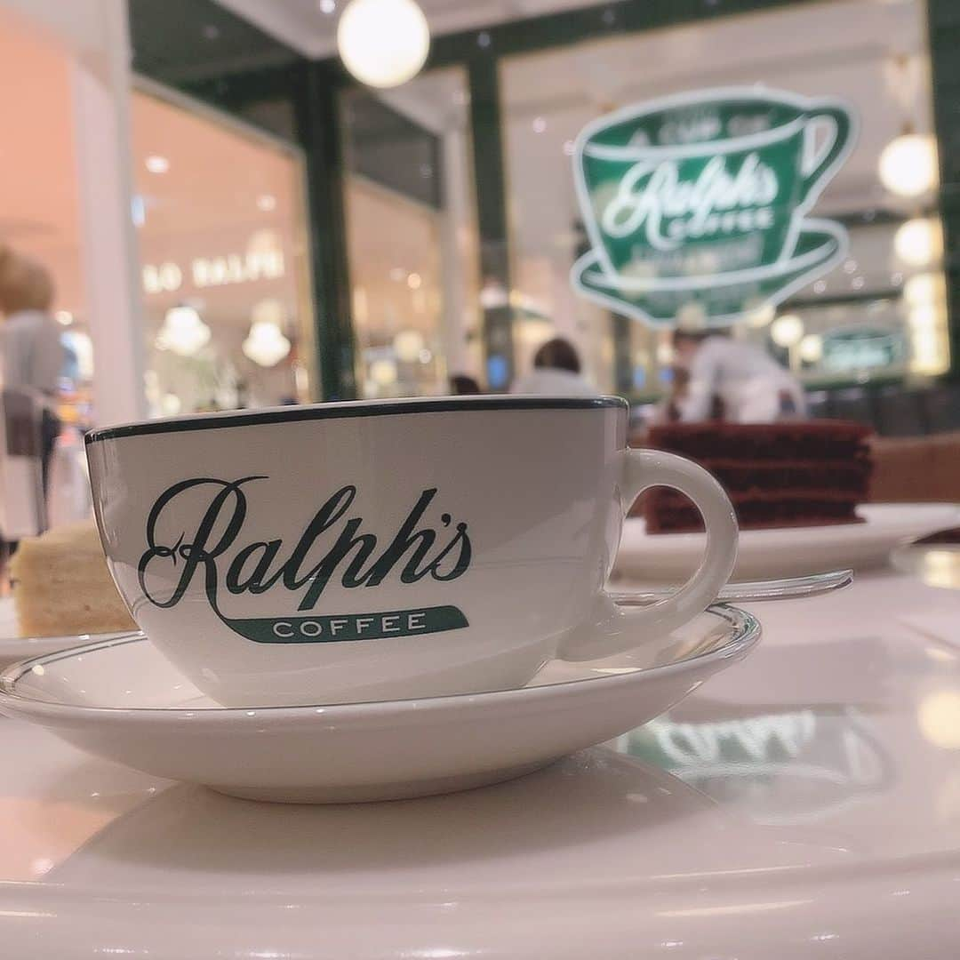 板野優花さんのインスタグラム写真 - (板野優花Instagram)「☕京都・四条河原町 Ralph's Coffee Kyoto さん @ralphscoffee  ・ あのラルフローレンのカフェ😚💓 緑と白で統一された店内が めちゃくちゃ可愛くて スタッフさんの制服も オシャレで可愛かった🥰✨ ・ 今回も大好きな抹茶ラテ🍵💓 日によってはクマちゃんの柄で出てきたりするみたい🤔✨ 今回はハート柄でしたっ💓 ・ ケーキはチョコレートケーキと 栗ケーキを半分ずつシェアして頂きました🤤💕 ・ #ralphscoffee #ラルフズコーヒー #ラルフローレン #河原町カフェ #河原町グルメ #四条カフェ #四条グルメ #京都グルメ #京都カフェ #カフェスタグラム #関西カフェ巡り #カフェ巡り好きな人と繋がりたい  #関西グルメ #おいしいもの好きな人と繋がりたい #カフェ活 #おすすめカフェ #カフェ女子 #栗のケーキ #チョコレートケーキ #ゆーろの美味しいメモ」2月13日 17時08分 - yuka_itano