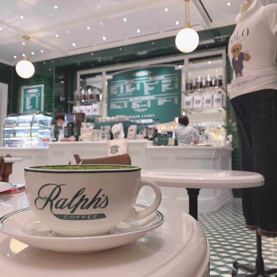 板野優花のインスタグラム：「☕京都・四条河原町 Ralph's Coffee Kyoto さん @ralphscoffee  ・ あのラルフローレンのカフェ😚💓 緑と白で統一された店内が めちゃくちゃ可愛くて スタッフさんの制服も オシャレで可愛かった🥰✨ ・ 今回も大好きな抹茶ラテ🍵💓 日によってはクマちゃんの柄で出てきたりするみたい🤔✨ 今回はハート柄でしたっ💓 ・ ケーキはチョコレートケーキと 栗ケーキを半分ずつシェアして頂きました🤤💕 ・ #ralphscoffee #ラルフズコーヒー #ラルフローレン #河原町カフェ #河原町グルメ #四条カフェ #四条グルメ #京都グルメ #京都カフェ #カフェスタグラム #関西カフェ巡り #カフェ巡り好きな人と繋がりたい  #関西グルメ #おいしいもの好きな人と繋がりたい #カフェ活 #おすすめカフェ #カフェ女子 #栗のケーキ #チョコレートケーキ #ゆーろの美味しいメモ」