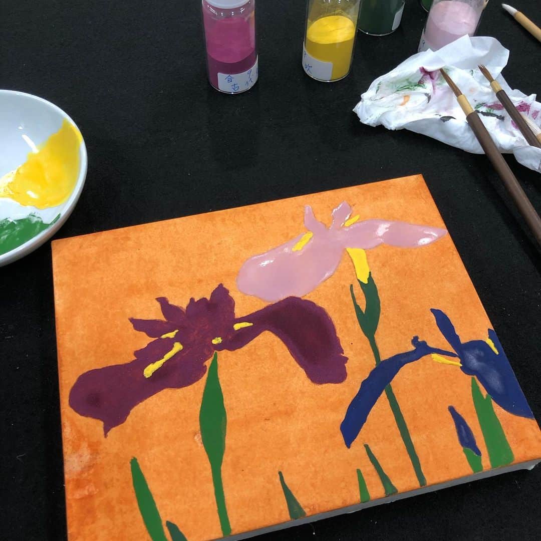 高橋優里花のインスタグラム：「絵が描きたくなって、絵のお教室に行きました🌷 上手にできたと思ってる！ 公園とかで！ポカポカした天気で！お花の絵とか！描くのが夢！ そうだ！今年の目標にしよう！ 今年も楽しく生きていこう🙆🏻‍♀️🤍」