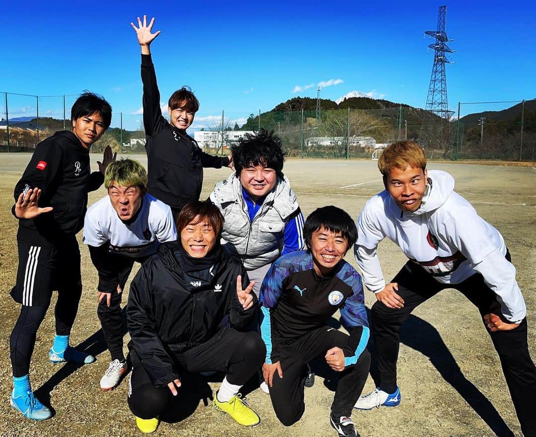 マキヒカのインスタグラム：「. AJ UNITED×REGATE×ウメヒカ🔥🔥 全員のチャンネルでコラボ動画あがってます😎❤️ . #コラボ祭り #サッカー系YouTuber #AJUNITED #regate #富士山」
