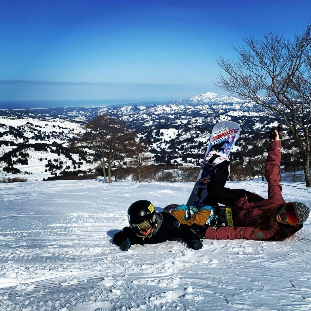 上村知世のインスタグラム：「キューピットバレイ♫ 今シーズン初の家族3人揃ってのスノーボード🏂w めちゃくちゃ景色が綺麗だったー！！ @capita_japan @deeluxeboots_japan @unionbinding_japan @coalheadwear_japan  #snow #snowboard #winter #family @cupidvalley」