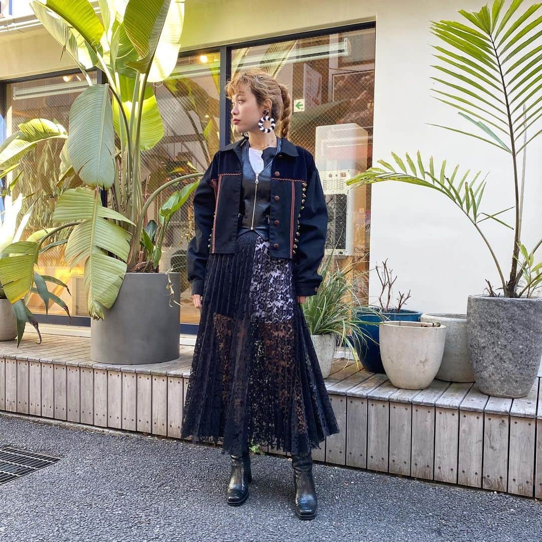 PUNK CAKEのインスタグラム：「•rose motif cotton jacket【SOLD】 •leather zip bustier •bi color long shirt •black lace pleats skirt  #punkcake  #vintage #vintageclothing  #80sfashion  #古着 #古着コーデ  #古着女子 #レディース古着　 #原宿 #harajuku  #harajukufashion  #原宿古着屋 #東京古着屋  #古着屋巡り #古着通販」
