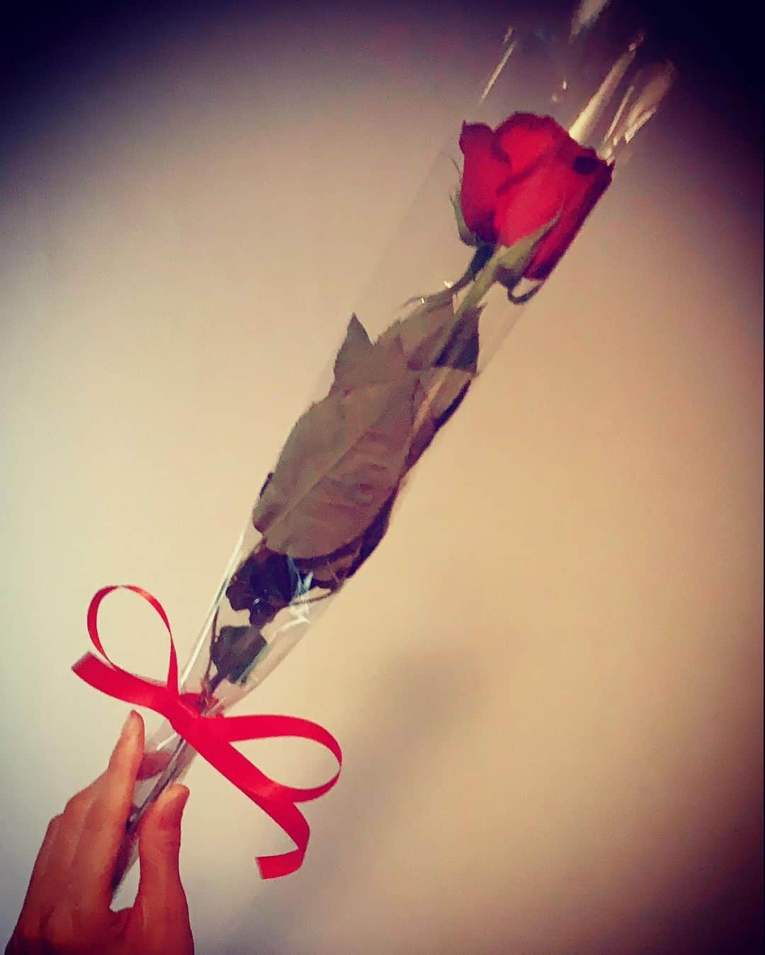 のインスタグラム：「Thank you...💋  今日は、20代最後の日（笑） あぁー。 どうしよw 自分が30歳になるとは思っても居なかったww まだ20代にしがみつきたい気持ちもあるけど🤣（笑） 周りに素敵な30代40代のお姉様達が沢山いるから...✨ きっと、30代も楽しく素敵な毎日になるはず（笑） 周りで支えてくれる人たちに感謝して、大事にして、30代の私を生きて行こう😁 そして、素敵な大人レディーを目指します💋🙌（笑）  #誕生日 #20代最後の日 #30代突入 #アラサーではなくジャスサー 🤣（笑）」