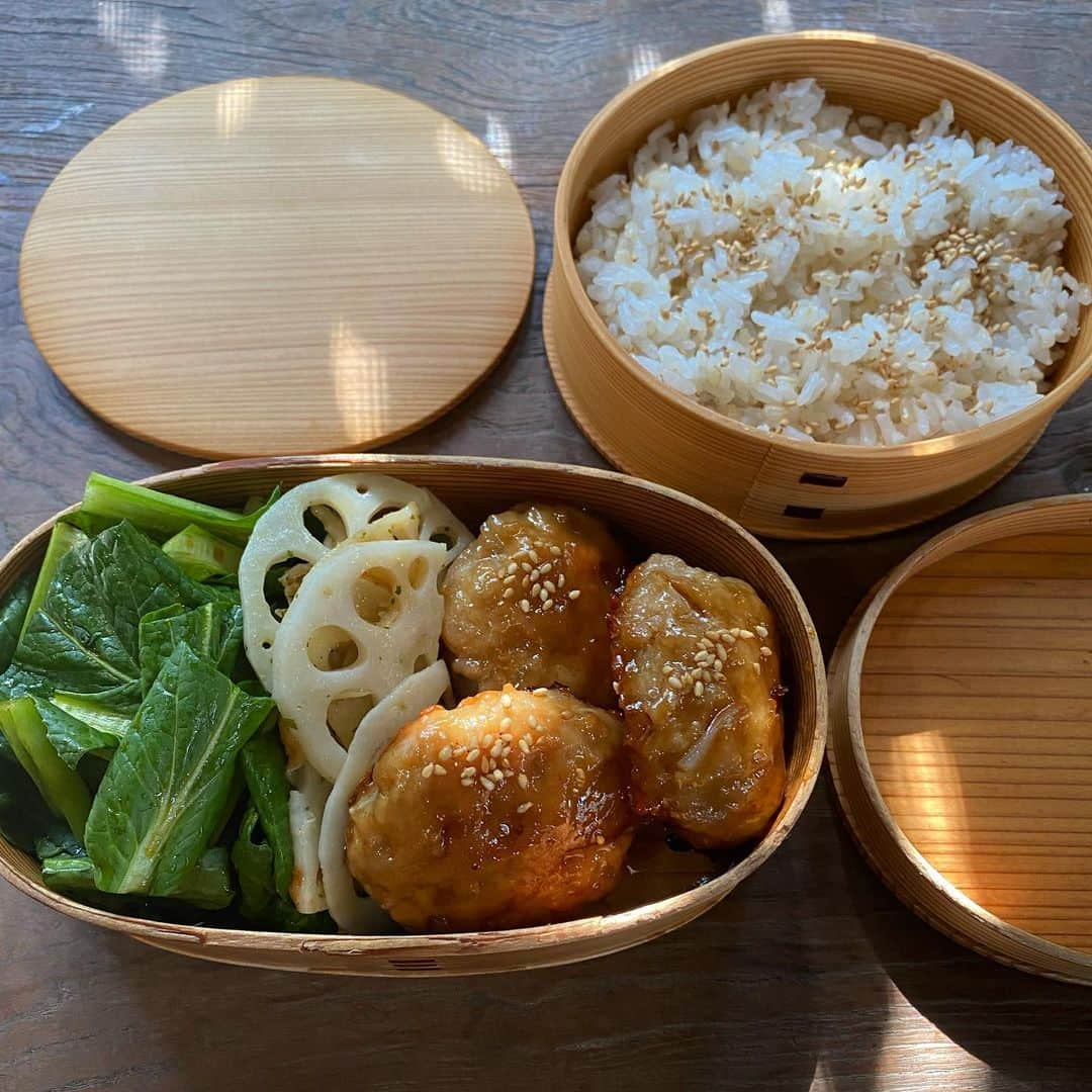 aomojiのインスタグラム：「今日のお弁当  鶏肉胸肉もも肉玉ねぎ蓮根すりおろしでつくね甘辛焼き 蓮根ニンニクスパイス炒め 小松菜醤油和え 玄米入りご飯  2021.2.13  #お弁当#丸わっぱ弁当 #つくね弁当 #窓辺#サラメシ弁当 #日々のこと #obento ＃有機野菜#オーガニック#foodstagram #foodporn #danna #life #onthetable #aomojibento」