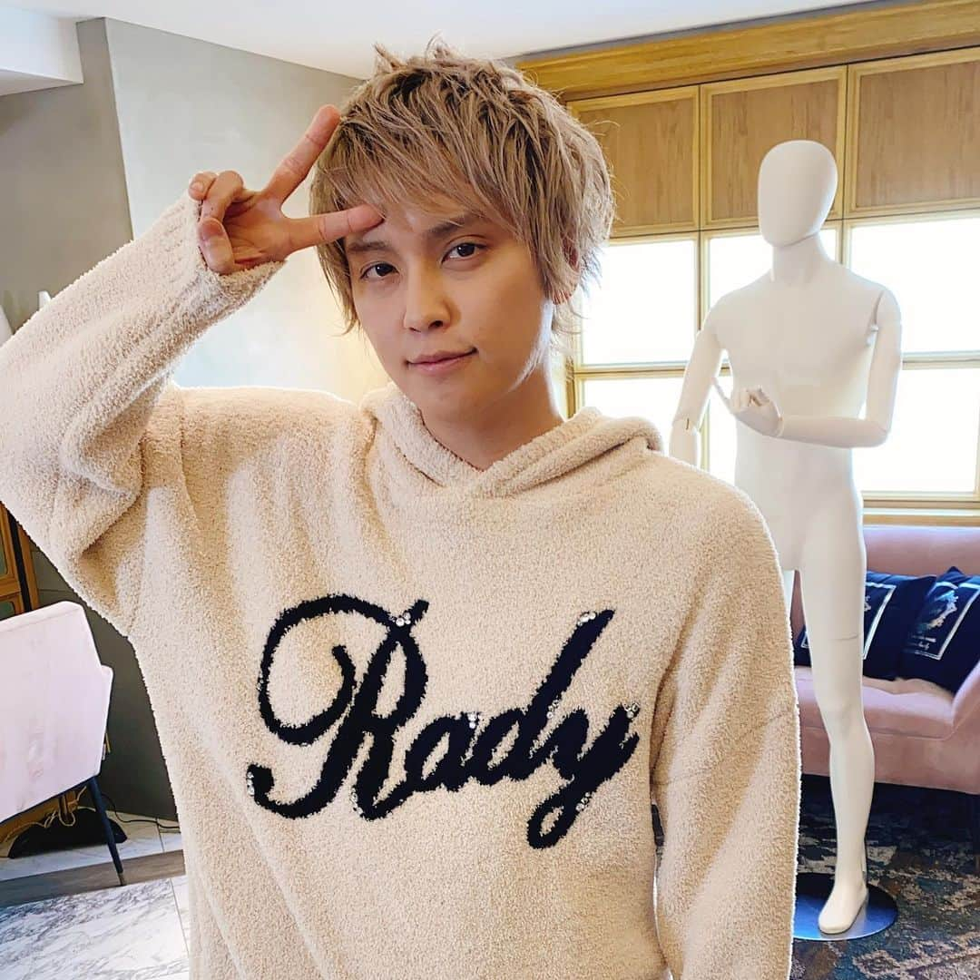 手越祐也のインスタグラム：「やっほー✌️ 今日は早朝からRadyのムービーの撮影してたよー！ 空き時間は愛用のiPadで動画見たり本見たり音源チェックとかして過ごしてました♪ そして先日、毎年ご挨拶に行っている伊勢神宮に行ってきました。伊勢神宮の空気って本当に澄んでいて、いつもめちゃくちゃパワーもらって帰ってくるんだよね。毎日楽しく過ごせていることに感謝😊 昨日の手越祐也チャンネルの投稿のあといつもにも増してすごくたくさんの方からDM頂いて嬉しかった！夢を教えてくれる人や目標を教えてくれる人がいたり、相談してくれる人がいたり。 メッセージ送ってきてくれたり見たりしてくれる人は本当にありがたい♪  結構多かった質問が、最高月収はいつ頃ですか？って質問笑 細かく言い過ぎるとタイミングで色々推測されるやん！笑 細かくは教えられないけど、動画の前後見てもらえたらなんとなくは分かると思うけど、去年独立してから今までの間だよん😊 でもそれは仕事のお声がけをしてくださる方。応援をしてくれる方。 興味なくてもたまに活動を見てくれる方。 全ての人の協力があってこそだから、少しでも期待に応えて誰かを助けたり笑顔にできるように毎日楽しみながら頑張ります！！ 引き続き、今どんな目標に向けて頑張ってるのかとか夢とか悩みでも相談でも俺に送ってね♪  Yay!! I've been shooting a movie for Rady since early this morning. I spent my free time watching videos, reading books, and checking out music on my iPad. And the other day, I went to Ise Shrine, where I go every year to say hello. The air at Ise Shrine is really clean, and I always come back with a lot of power. I'm thankful that I'm able to enjoy my life everyday😊 I'm really happy to have received so many DMs from so many people after yesterday's post on the Yuya Tegoshi channel! There are people who tell me their dreams, goals, and people who ask me for advice. I'm so grateful to those who send me messages and look at my work.  The question that was asked quite a lot was when was your highest monthly income? lol. If you go into too much detail, people will guess things based on timing! lol I can't give you all the details, but if you watch the video before and after, you'll see that it's between last year when I started my own business and now😊 I could make my days because there are the people who offer me work. But that's not all. I'd like to thank all of you for your support. So I'm going to try my best to live up to your expectations and help others and make them smile every day while having fun! Please continue to send me your dreams, worries, and advice on what goals you're working towards.  #手越祐也 #yuyategoshi #手越祐也チャンネル #手越祐也オフショット #てごにゃん #テイッ」