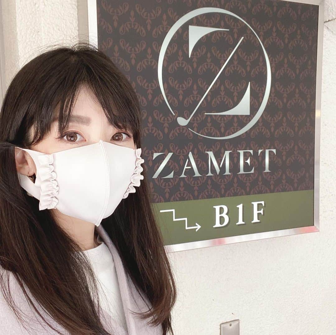 土屋香織のインスタグラム：「🏌️‍♀️.𝕡𝕣𝕚𝕧𝕒𝕥𝕖 𝕘𝕠𝕝𝕗 𝕝𝕖𝕤𝕤𝕠𝕟【ZAMET】 @hiroharunagamoto 先日赤坂にある【ゴルフスタジオZAMET】で パーソナルレッスンを受けてきました⸜(๑⃙⃘'ᵕ'๑⃙⃘)⸝⋆︎* 初心者から上級者までレベルに合わせたレッスンを受けられる こちらのスタジオ⛳️完全個室です！ . たまにしか練習も行ってないのですっかりフォームも忘れて 毎回ラウンド前に焦るの繰り返し( ˙◊︎˙◞︎)◞︎笑 基礎的なことを確認しながら色々な悩みを相談。 それぞれの対処方法を教えていただきました！ 重心をかける場所・体の回転・スペースの開け具合・ クラブを上げた時に意識する向きなどなど。 教えていただいたことを実践するたびよくなっていき うれしい⸜(๑⃙⃘'ᵕ'๑⃙⃘)⸝⋆︎* 帰って早速打ちっぱなしへ行ったら まだ毎回とはいかないけれどいい当たり& 飛距離がいつもより少し伸びたのが打てる🥺❣️ やっぱりみてもらうと全然変わりますね✧︎*。 練習しなくっちゃ( › ·̮ ‹ ) . いっぱいほめてくださりやる気も出ますね( ˘͈ ᵕ ˘͈ ) とても親切にわかりやすく的確なアドバイスをしてくださり とってもモチベーションあがりました❣️ お近くの方は体験してみてください⸜(๑⃙⃘'ᵕ'๑⃙⃘)⸝⋆︎* . . . #zamet #ゴルフスイング #赤坂ゴルフ #ゴルフ #ゴルフ女子 #pr #トリドリベース #golf #🏌 #⛳️ #ゴルフ初心者 #ゴルフレッスン #ゴルフスクール #golfstagram #instagolf  #golflife #weplaygolf #習い事 #ごるふ女子 #ごるふ #ゴルフ好きな人と繋がりたい #赤坂 #ゴルフ練習」