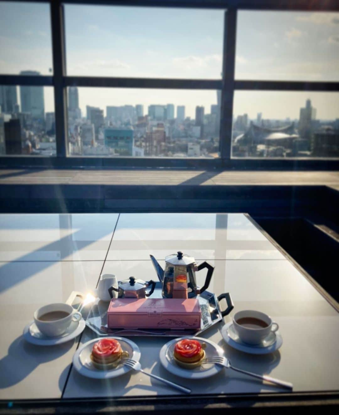 平宮博重さんのインスタグラム写真 - (平宮博重Instagram)「Afternoon tea  #lifestyle #businessmeeting #ミーティング #ミルクティー #マルコポーロ #紅茶@appleandrosescompanyjapan」2月13日 17時41分 - hiroshige_narimiya