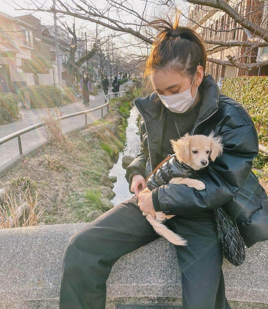 佐々木彩乃のインスタグラム：「おそろいダウン着ておでかけ😽 @evris_official のレザーライクダウンかなり防寒できるから今日着るには暑かったかも😂」