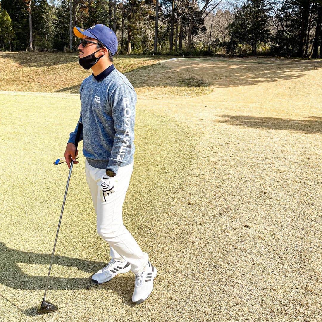 金尾玲生のインスタグラム：「.  🏌️‍♂️🏌️‍♂️🏌️‍♂️  今日は日本で初めてのコース回ってきましたー！  天気も良いし最高に気持ちよかったー✌🏾🌞  でも本当に難しいすぎる。  野球やっていたのでスイングも野球っぽくなっちゃうし…  でもその難しさがまたハマるのかなー。  沢山練習しよーっと！  #golf #rosasen #ロサーセン #襟が片方中に入ってるのは内緒笑」