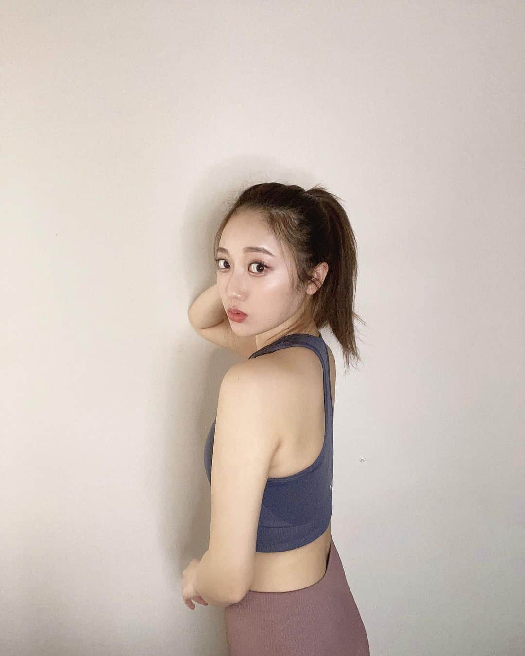 片原恵麻さんのインスタグラム写真 - (片原恵麻Instagram)「おにゅーウェア🧘‍♀️🏋️‍♀️﻿ ﻿ 動きやすくてシンプルで可愛い- ̗̀ ♡ ̖́-﻿ ﻿ ﻿ バレンタインキャンペーンで今ならセットご購入で10％OFF、クーポン併用で最大25%OFFになるよ🧡﻿ 15%offディスカウントコード→15EMM﻿ ﻿ ﻿ 夏までに綺麗な腹筋作りたい☀️﻿ ﻿ #IAmMightySolo#mightysolo﻿#ジム#ジム女子#ヨガ#ヨガウェア#ジムウェア#ヨガジョ#ヨガのある暮らし#ポニテ#ポニーテール#ポニーテール女子」2月13日 17時50分 - emma_katahara