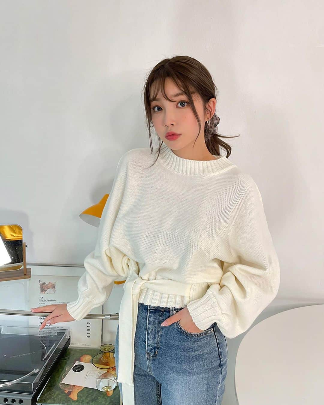 Chuuのインスタグラム：「오늘은 봄이 온 것만 같은 따스한 날씨☀️ 숄더 라인 지퍼로 트임 스타일 연출이 가능한 투웨이 니트😊 밑단 스트랩으로 자연스럽게 허리 라인 핏을 조절할 수 있어요💛 지난 주 업로드 되자마자 구매 높은 니트 지금 츄에서 만나보세요🙌🏽  #chuu#츄 #lovely_daily_look_chuu」
