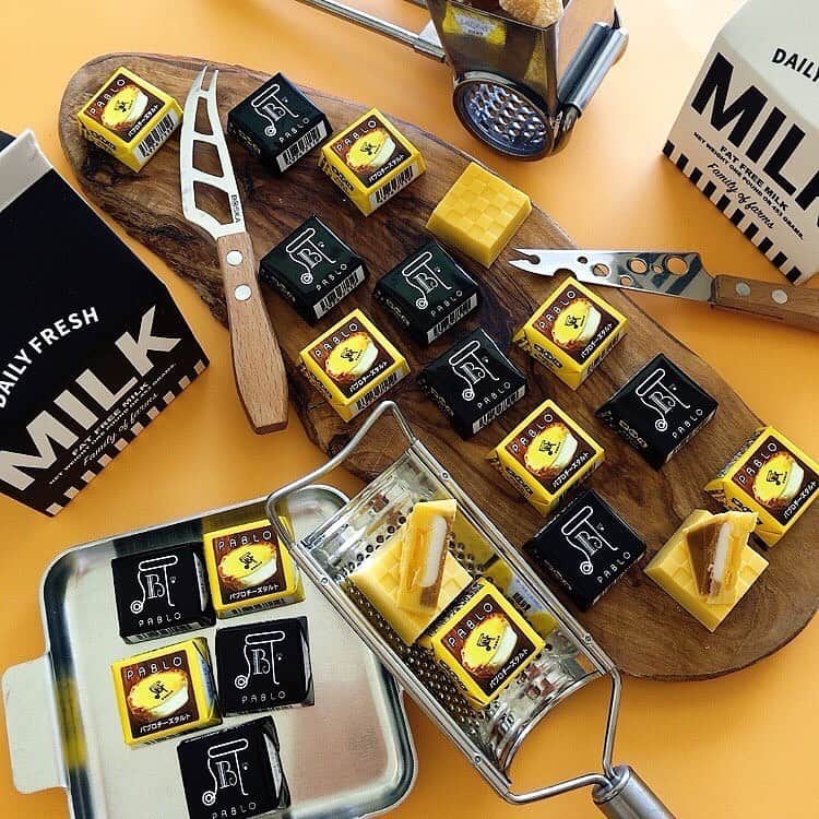 チロルチョコのインスタグラム：「セブン－イレブンにて販売🛒   チーズタルトの人気店〈パブロ〉とのコラボ商品🧀🤩   チロルチョコ〈パブロチーズタルト〉のご紹介です👩‍🍳❗️   パブロの看板商品である〈パブロチーズタルト〉はサクサクのタルト生地にアプリコットジャムを重ねた絶妙なふわとろ食感が特徴です😋✨   タルト生地、チーズクリーム生地の食感や風味の再現性にこだわりました👩‍🍳🍽   💎アプリコットジャム 💎ふわとろ食感を表現したマシュマロ 💎サクサク食感のフィアンティーヌ粉末入りタルト風味チョコ をチーズチョコで包み、パブロチーズタルトをチロルチョコで再現👑   ぜひお試しください〜🕊     ※お取り扱いのない店舗もあります。また、商品がなくなり次第、販売終了とさせて頂きます。       #tirol #tirolchoco #チロルチョコ #チロル #チョコレート #おやつタイム #chocolate  #パブロ#チーズタルト#限定商品 #おうちカフェ #おやつの時間  #chocolatelover  #shopチロルチョコ#セブンイレブン」