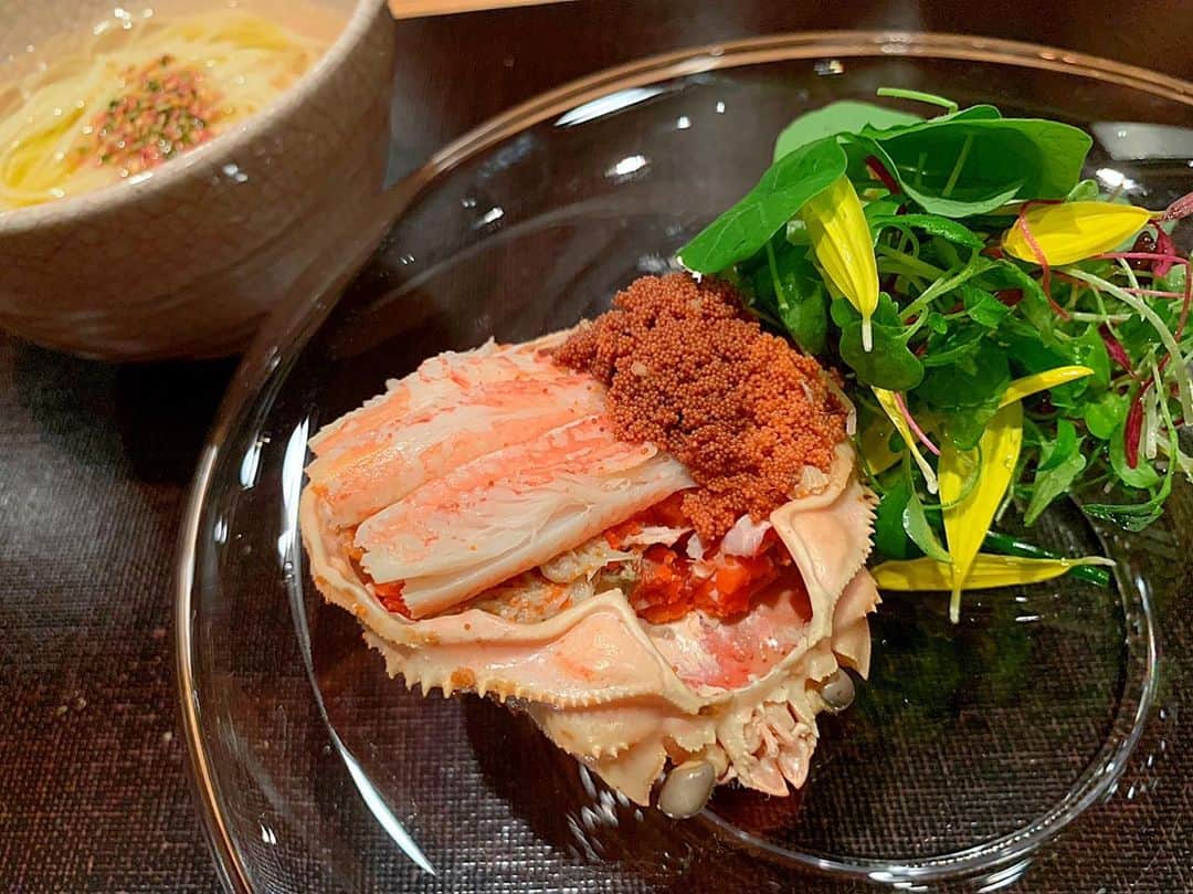 百合華さんのインスタグラム写真 - (百合華Instagram)「京都祇園にある完全紹介制の創作イタリアン『祇園 やまぐち』にてディナータイム②🍽💕  旬の極上食材を惜しげもなく使用したな至福ディナーコースでは、コッペ蟹の冷製パスタ＆トリュフたっぷり河豚の白子パスタが御登場💖  メインのヘレ肉もとっても柔らかくて噛む程にお肉の旨味が溢れてきます🥰  季節を感じさせてくださる和×イタリアンの独創的な逸品料理達にはシェフの心意気やおもてなしの愛情がたっぷりと詰まっておりました❤️  P.S. この度は超予約困難店様からのウリ坊御注文誠に有難う御座いました🐗✨💋  #japan #日本 #kyoto  #京都 #祇園 #完全紹介制 #創作イタリアン #祇園やまぐち #予約困難店 #超予約困難店  #食べログアワードゴールド  #dinner #dinnertime  #ディナータイム #コッペ蟹 #せいこ蟹  #三輪パスタ #トリュフ #ヘレ肉 #高級食材 #極上食材 #逸品料理 #ウリ坊 #御注文ありがとうございました  #美食 #美食家」2月13日 17時44分 - yurika.lovelily