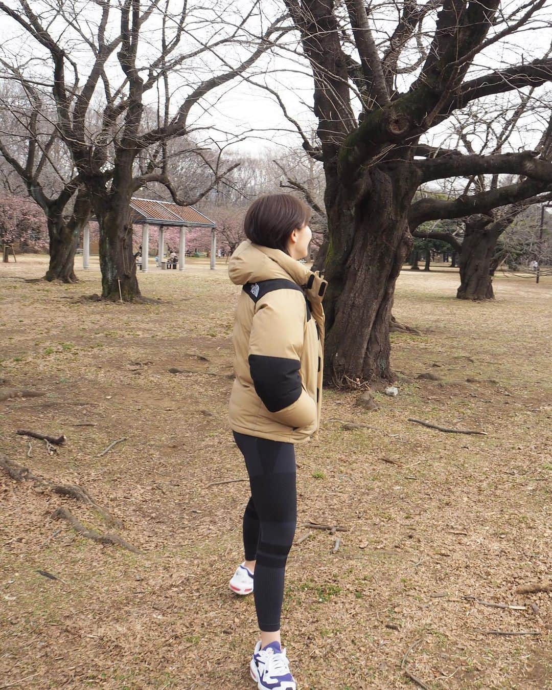 ほなみのインスタグラム：「. 2枚目心も身体も健康そうな顔してる✌️笑 . #northface #公園 #お散歩#朝活」