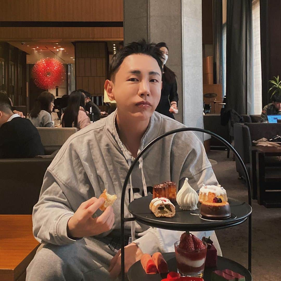 のインスタグラム：「무럭무럭 살이 찌고 있읍니다.」