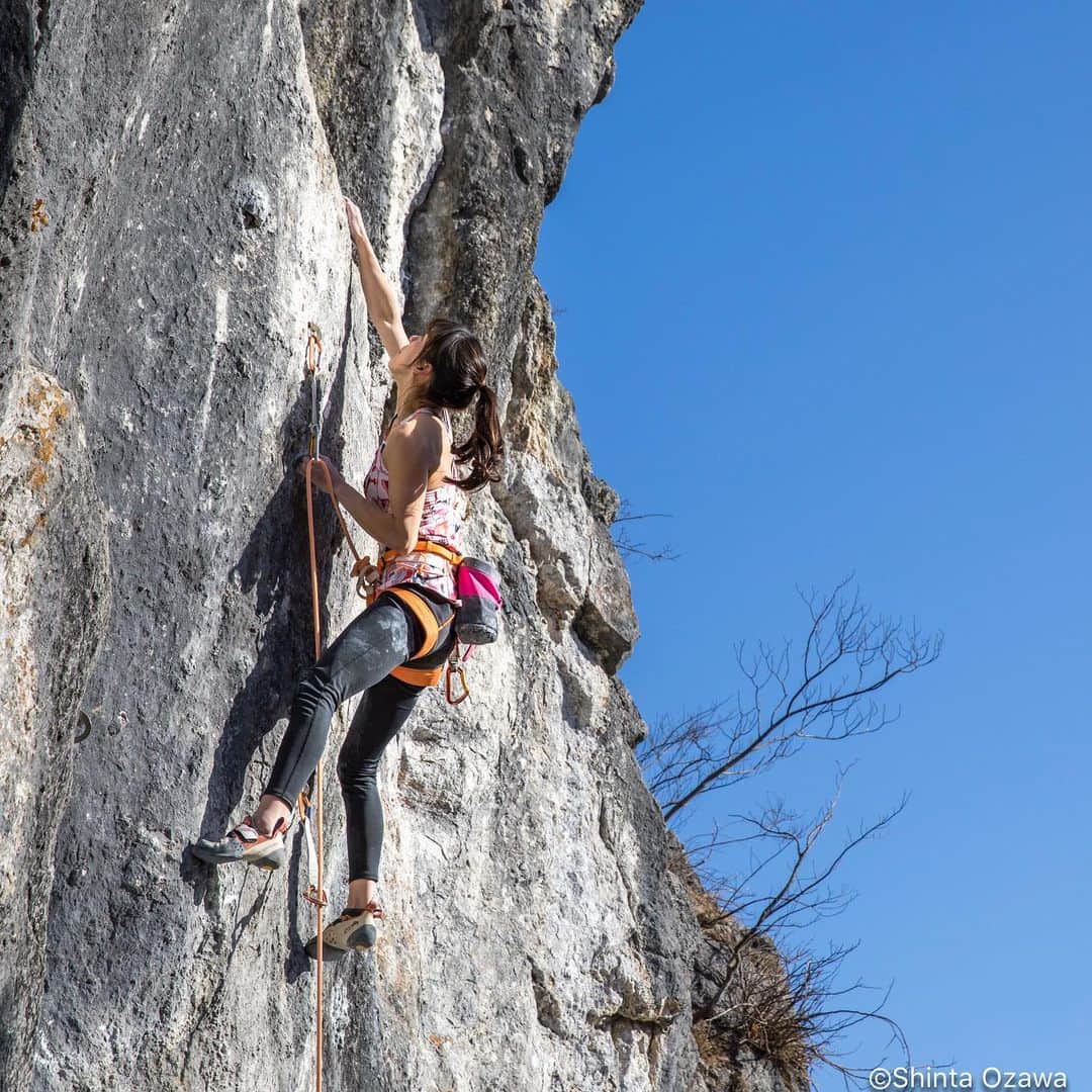 大田理裟さんのインスタグラム写真 - (大田理裟Instagram)「最近、岩のモチベーションが高くて﻿ 1週間に3回も岩登りへ🧗🏻‍♀️💕💕﻿ 天気も良かったし、岩が好きな人達と一緒に行くのは楽しいな〜⛰✨﻿  ﻿photo: @shintaozawa , @buenoueno  #クライミング #ボルダリング #climbing #bouldering #sportclimbing #スポーツクライミング #sports #climbinglife #training #トレーニング #rockclimbing #rock #mountain」2月13日 17時52分 - ota_risa