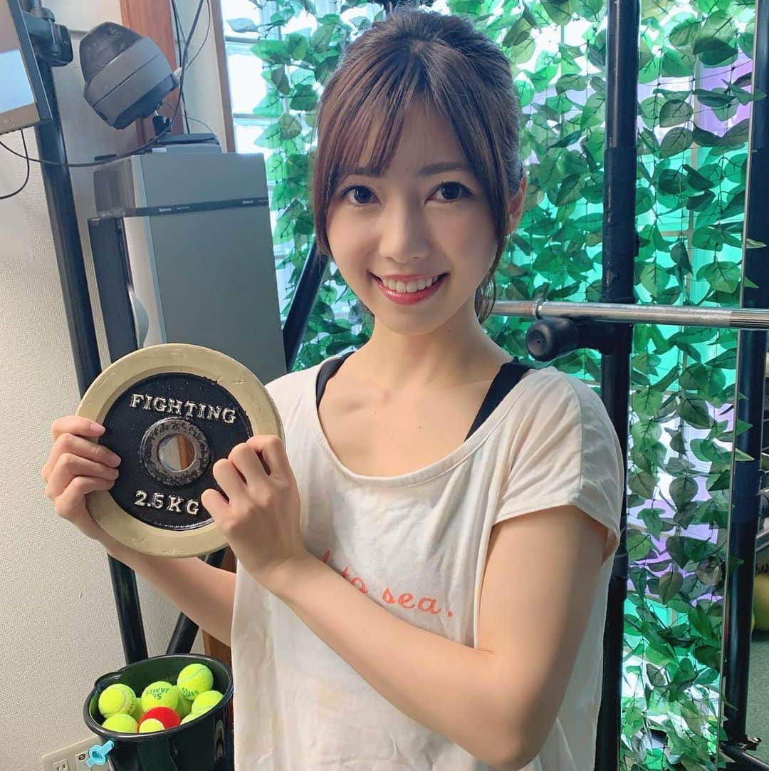 川又智菜美のインスタグラム：「🌟テニスのためのトレーニング🌟﻿ ﻿ この間のバトルロープの動画に﻿ きついよね、という共感の声﻿ そして応援のコメント嬉しかったです😂💓﻿ ﻿ありがとうございました☺️  私が行なっている #サーキットトレーニング﻿ 回を重ねるごとにちょっと楽になるのかな？﻿ と思っていたのですが、逆でした🤣﻿ ﻿ むしろきつくなり、翌日…というかその日から﻿ しっかり身体に効いてる実感が持てます💪笑﻿ ﻿ トレーナーさん曰く、﻿ ちゃんと動きがわかってきて﻿ 身体を動かせるようになってきたからだそうです🔥﻿ ﻿ テニスのプレイでこの効果を﻿ 実感できる日がほんと楽しみです🎾﻿😆」