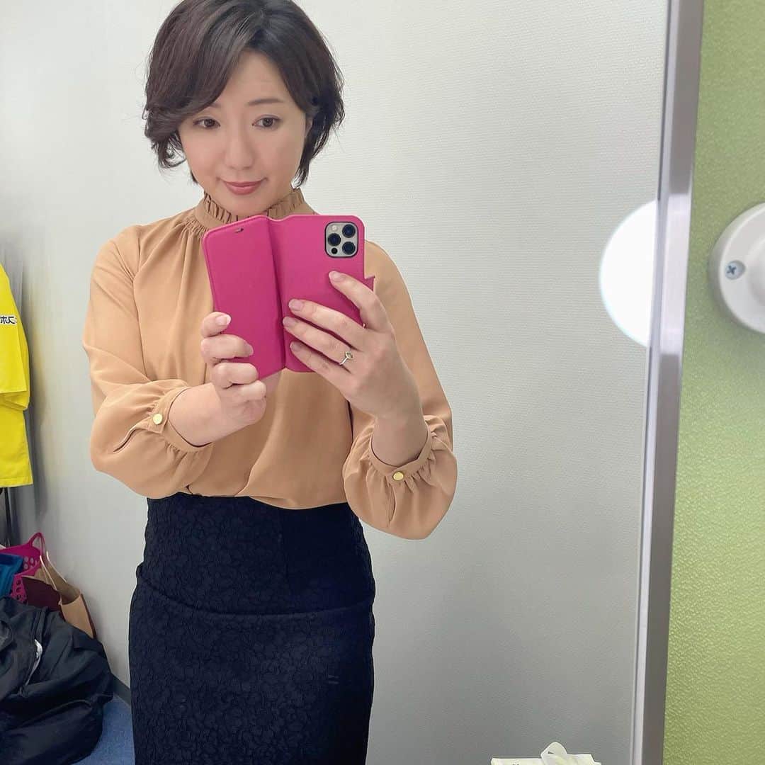 角田華子のインスタグラム：「#2月13日 #福岡ニュースファイルcube  #衣装は #ブージュルード #ベージュブラウス  スポーツコーナー ゲストは #達川光男さん  でした^_^」