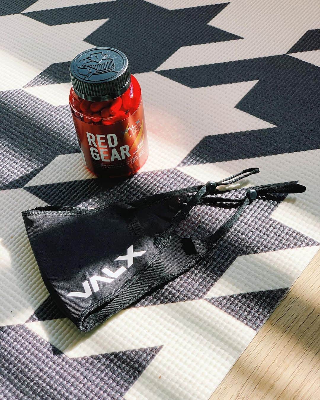 鈴木優美 のインスタグラム：「VALXから新商品の「RED GEAR」が発売です🖤 . ✔︎トレーニング効率を高めたい ✔︎ダイエットを絶対に成功させたい ✔︎理想のカラダ作りをしたい ↑こんな方に是非おすすめ！ 夫も楽しみにしていたんです〜😆✨笑 . 初回限定価格で購入できるみたいなので、気になった方は以下のリンクからチェックしてみて下さい☺️ https://valx.jp/lp/redgear-february.html?ad_code=ambassador . 初回限定価格は2月末までみたいです🖤 . . . . . . . @yoshinori_program  #VALX #REDGEAR #山本義徳 #トレーニング #トレーニング女子 #筋トレ #筋トレ女子 #ワークアウト #ワークアウト女子 #フィットネス #フィットネス女子 #筋トレダイエット #筋トレ夫婦 #training #trainingday #trainingmotivation #fitness #fitnessgirl #fitnessmotivation #workout #workoutmotivation #workoutgirl」