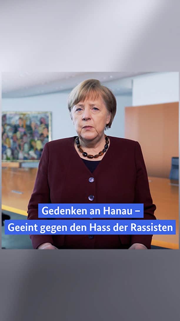 アンゲラ・メルケルのインスタグラム：「Wir alle, die wir hier in Deutschland friedlich miteinander leben wollen, stehen geeint gegen den Hass der Rassisten. – Vor dem Jahrestag der Morde von Hanau erinnert Kanzlerin Merkel im Podcast an die Opfer.  #Kanzlerin #Merkel #Politik #Podcast #Hanau #politics #Bundeskanzlerin」