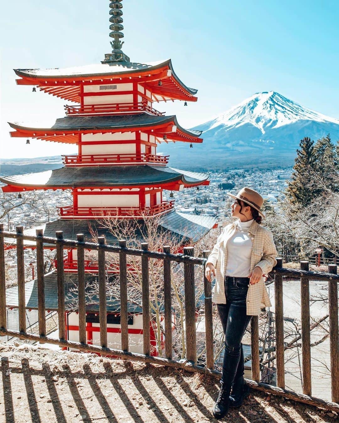 楽天トラベル さんのインスタグラム写真 - (楽天トラベル Instagram)「こんにちは😊 今日は富士山を望む人気絶景スポットをご紹介します🗻 ーーーーーーーーーーーーーー 📍#新倉山浅間公園 （山梨県富士吉田市） ーーーーーーーーーーーーーー 美しい朱色の五重塔と富士山を一緒に写真に撮れることから撮影スポットとして人気を集めている公園。 どの時期でも素晴らしい景色を楽しめますが、満開に咲いた桜と富士山を1枚の写真に収めることができる春は特に人気です。 ーーーーーーーーーーーーーー Special Thanks💓 📸Photo by @caroline_amano  📌ご旅行やおでかけの際は、事前にお住まいの地域や旅行先の情報を確認しご計画をお願いいたします ーーーーーーーーーーーーーー 旅先で出会った美しい風景や素敵な旅館などを  #rakutentravel を付けてぜひシェアしてください😊 このアカウントでご紹介させていただきます💗 ーーーーーーーーーーーーーー  #楽天トラベル #旅行好きな人と繋がりたい #旅したくなるフォト #旅行 #国内旅行 #旅行好き #旅行好きと繋がりたい #写真好きな人と繋がりたい #旅好き女子 #旅行好き女子 #travel #trip #japan #たびすたぐらむ #富士山 #mtfuji #絶景 #日本の絶景 #山梨旅行 #山梨観光 #インスタ映えスポット #インスタ映え #五重塔 #富士吉田」2月13日 18時00分 - rakutentravel