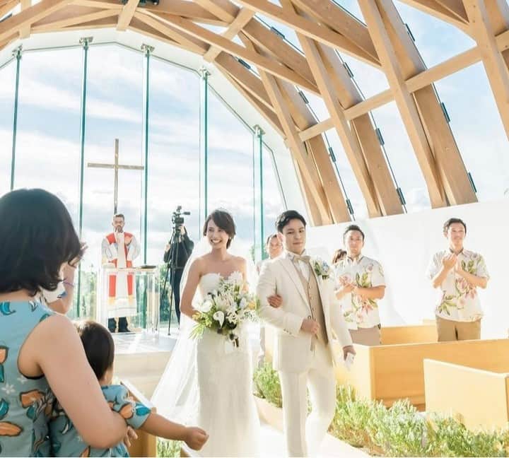ゼクシィさんのインスタグラム写真 - (ゼクシィInstagram)「. 「結婚式ってやっぱりいいな」と”チカラ”をもらえる 国内リゾートウエディングの事例をご紹介🕊 . 太陽が降り注ぎ、目の前に広がる絶景の中、 沖縄挙式をされた @miiiiiwedding2020  さん👰‍♀️  . 9月に予定していたハワイ挙式から、 沖縄挙式に変更🌺 「ふたりにとって最高の一日を諦めたくない」 という強い思いから、親やハワイに 呼ぶ予定だった友人にも状況を確認し、 日程を変えずに式を決行🌴  . チャペルの扉が開いたときの にこにこ微笑む親の表情をみた瞬間は 一生忘れられない時に✨ 父が潤んでいるのを見て、 新郎も涙が出そうに。 . 沖縄という場所だからこそ、 父と母とゆっくり対面でき、 貴重で濃密な時間になった🏝  .  . ＊＊＊＊＊＊＊＊＊＊＊＊＊ Wedding at 2020年9月 #瀬良垣島教会 （沖縄） #arluiswedding #アールイズウエディング ＊＊＊＊＊＊＊＊＊＊＊＊🍃 . . and more...🌈 @zexy_resort  では、沖縄・軽井沢・北海道etc. のリゾート地で挙げた結婚式の事例紹介や リゾ花嫁が気になる結婚準備やドレス、 フォトなどのTOPICを日々お届けしています ぜひチェック＆フォローしてみて🌴   。⁺.ー・ー。⁺.ー・ー。⁺.ー・ー。⁺.ー・ー 。⁺.ー・ー。⁺.ー・ー。⁺.ー・ー。⁺.ー・ー  2020年6月以降に結婚式（結婚イベント）を挙げた 花嫁さんの事例を大募集！ . #結婚式のチカラ2021 #結婚式のチカラ2020 を付けて、 みなさんの素敵な結婚式のお写真やエピソードを投稿してください . 。⁺.ー・ー。⁺.ー・ー。⁺.ー・ー。⁺.ー・ー 。⁺.ー・ー。⁺.ー・ー。⁺.ー・ー。⁺.ー・ー    #全国のプレ花嫁さんと繋がりたい #日本中のプレ花嫁さんと繋がりたい #2020冬婚 #2020夏婚 #2020秋婚 #2021春婚 #2021夏婚 #2021秋婚 #2021冬婚 #結婚準備 #プレ花嫁 #ウェディング #フォトウェディング #ウェディングフォト #卒花 #コロナに負けるな #コロナに負けない #コロナ結婚式 #結婚式決行 #結婚式延期 #結婚式 #リゾートウェディング #幸せが動きだしたらゼクシィ」2月13日 18時00分 - zexyrecruit
