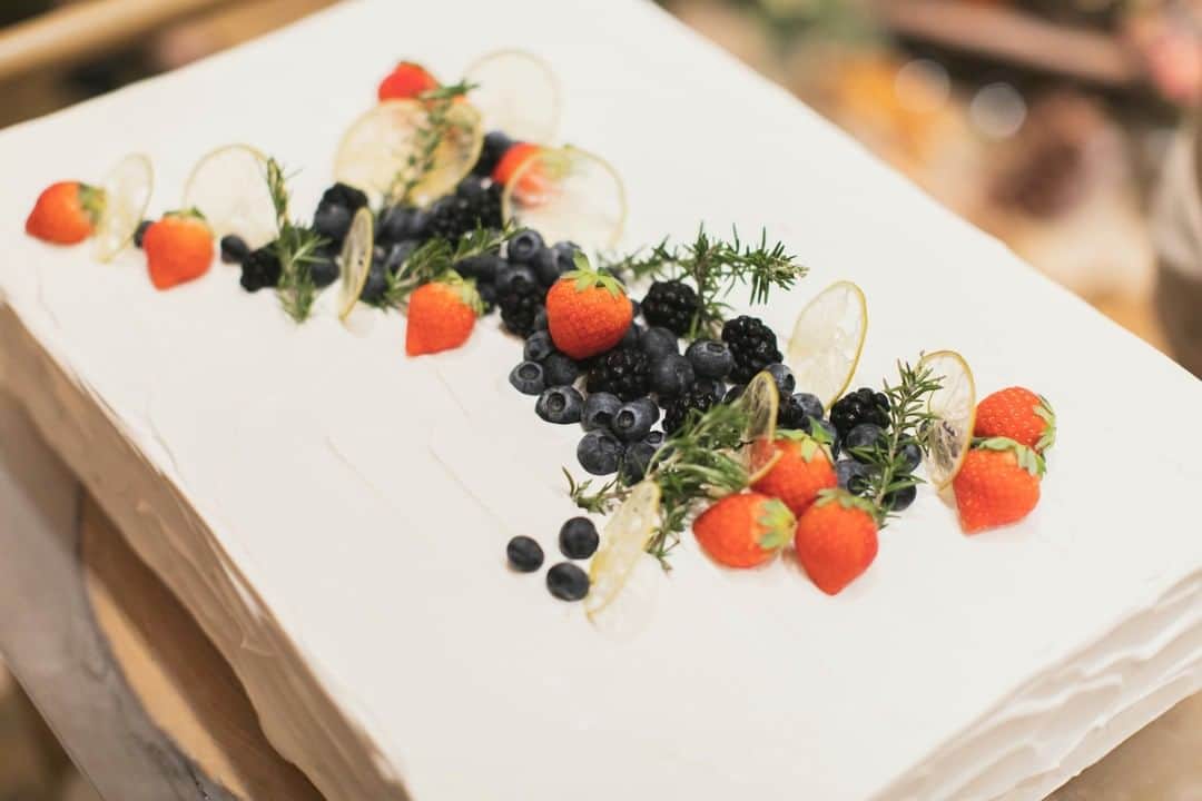 のインスタグラム：「@barn_and_forest148 ・ ・ Berry×Lemon Wedding cake*  #100年後も語り継がれる結婚式 #barnandforest148 #barnwedding #148cafe #バーンアンドフォレスト148 #バーンアンドフォレスト #148花嫁 #barnweddings #rusticwedding #naturalwedding #bohowedding #gardenwedding #weddingdress #wedding #barn #gracefulbrides #千葉結婚式場 #千葉結婚式 #結婚式場 #プレ花嫁 #卒花嫁 #千葉花嫁 #流山おおたかの森 #ラスティックウェディング #ナチュラルウェディング #ガーデンウェディング #ガーデン挙式 #オリジナルウェディング  #バーンウェディング  #ウェディングケーキ」