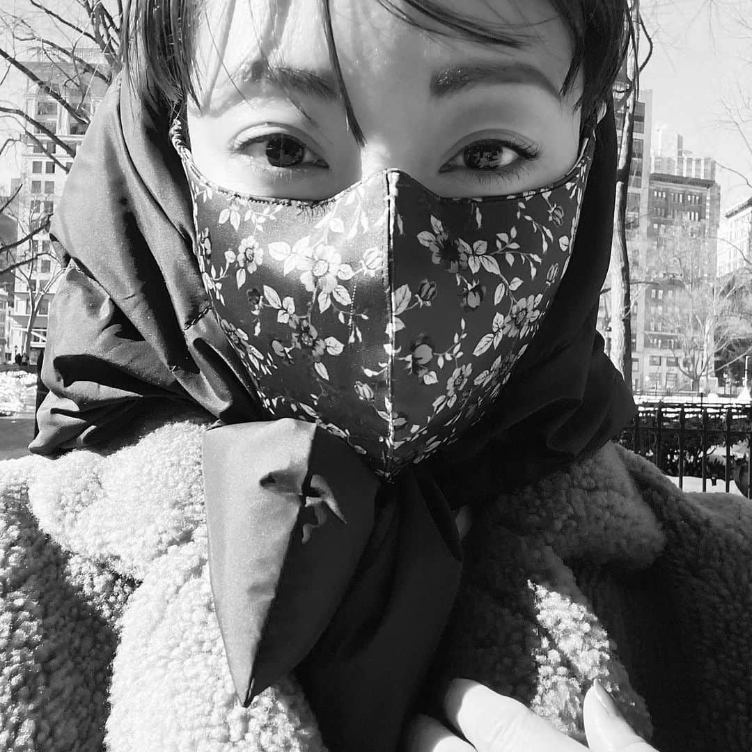 大塚良子さんのインスタグラム写真 - (大塚良子Instagram)「もう毎日寒くて、、🥶 この頭巾スタイルが最近の寒さ対策定番です。  スウェット上下でも、素っぴんサングラスでも ファンシーなドレスでも、どんな格好で送り迎えしても 浮かないのはアメリカ子育ての楽なところ  Head scarf... @ienki_ienki . #ニューヨークママ　#ニューヨーク子育て #海外育児　#海外移住　#プリスクール #マンハッタン」2月13日 18時01分 - ryokokonami