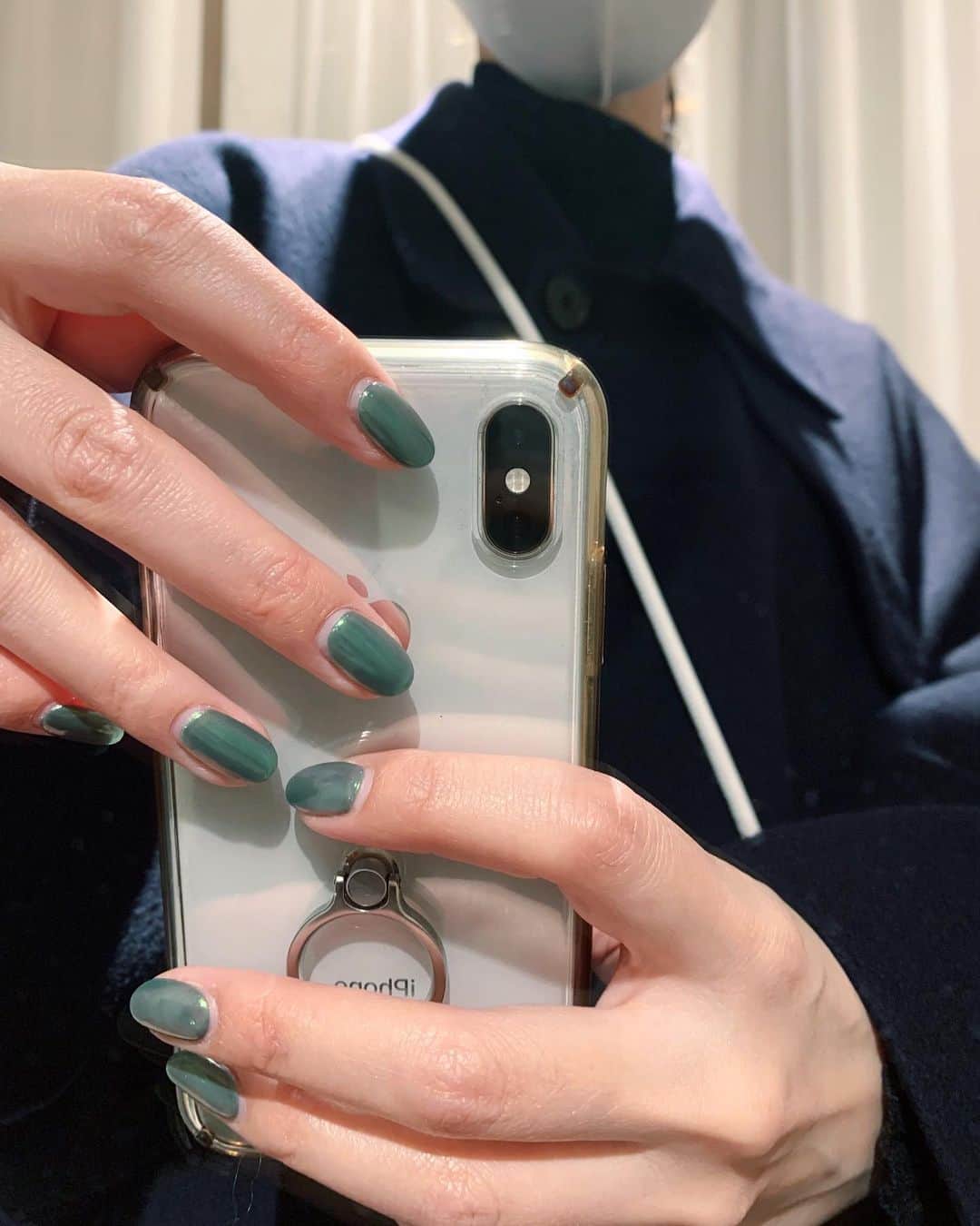 Shiho Sasakiのインスタグラム：「new nail🍏 カーキのワンカラーにオーロラネイル🦄 つやぁーってしてて可愛いの。 #nail」